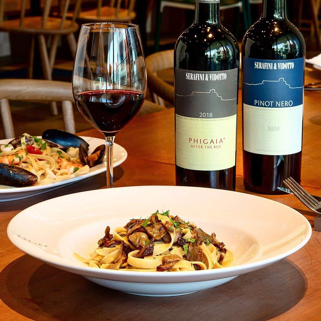 EATALY Tokyoのインスタグラム：「Tagliatelle ai funghi porcini🍄& Pizza Porcini & Salsiccia🍄  イタリアの秋の味覚を代表するポルチ－二をふんだんに使用した季節限定メニューをお楽しみください！  🍄PASTA ・ ポルチーニのタリアテッレ 　 ポルチーニの香りと旨味は、タリアテッレとの相性抜群です。  🍄PIZZA ・ ポルチーニとサルシッチャのピッツァ 　 香り高いポルチーニと、サルシッチャ（ひき肉に塩と香辛料を混ぜ合わせ、豚の腸などに詰めたもの）をトッピングしたピザ。  —————————————————  ポルチーニ茸はナッツや肉のような濃厚な香りと強い旨みが特長で、特徴的な形と、濃厚な風味によりキノコの王様と称されます。 また、マツタケやトリュフ同様に天然の環境下で繁殖するために、人工栽培の手法は確立されていません。そのために、全てのポルチーニ茸は天然採取品となります。  旬の味覚、ポルチーニの独特の香りと歯ごたえで、イタリア流“秋”を楽しんでください。  #eataly #イータリー #eatalyginza #eatalytokyo #eatalymarunouchi #eatalynihombashi #eatalyharajuku #eatalyshonan #東京駅 #丸の内 #日本橋 #銀座 #原宿 #湘南 #ポルチーニ #porcini #イタリアン #パスタ #ピザ #秋 #autumun」