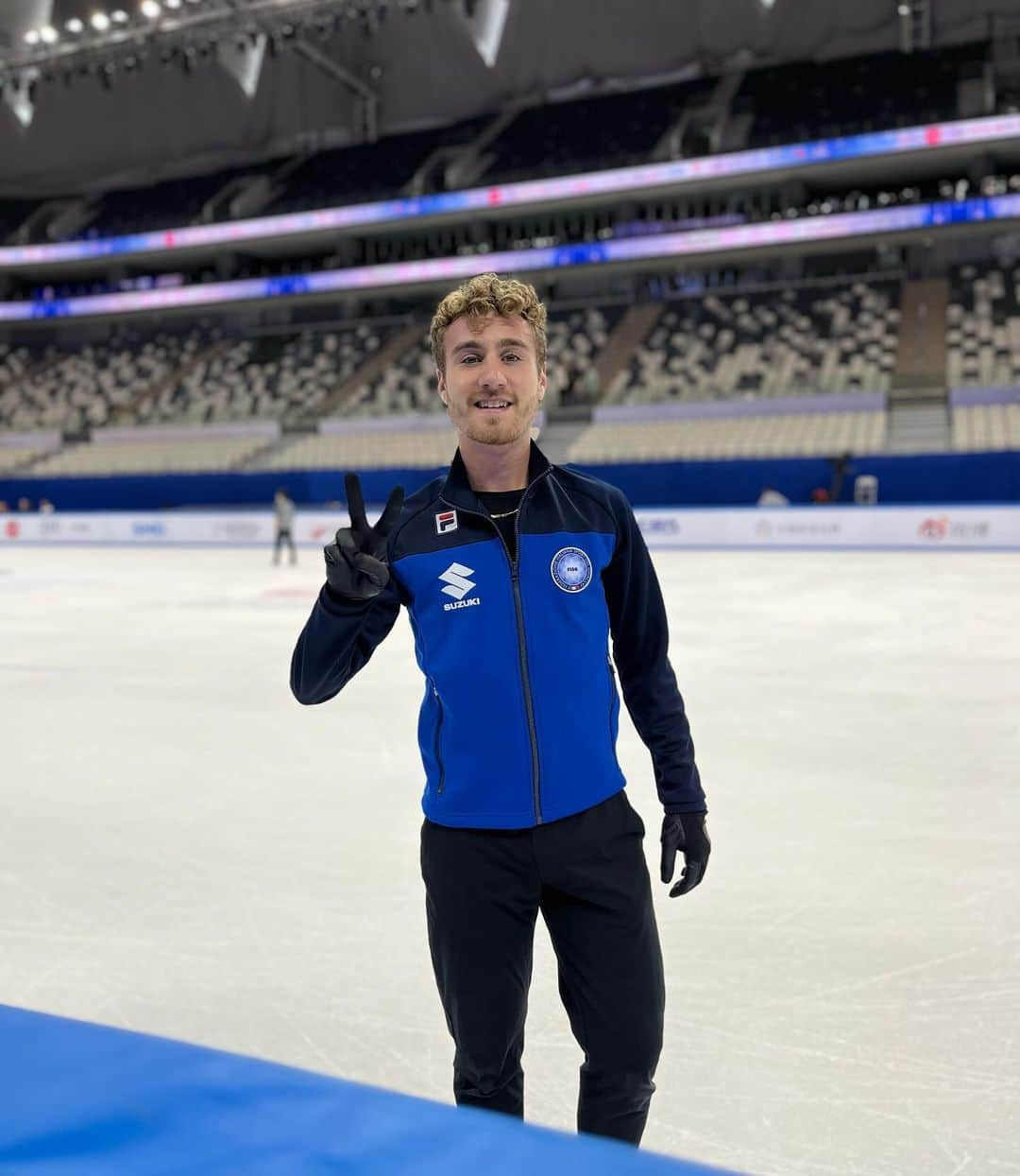 マッテオ・リッツォさんのインスタグラム写真 - (マッテオ・リッツォInstagram)「Good morning from Shanghai 🇨🇳 First day of practice ✅ • • #Figureskating #pattinaggiosughiaccio #pattinaggiodifigura #iceskating #ice #competitions #race #olympics #japan #italiateam #fisg4passion  #icelab #fiammeazzurre #go #travel #passport #happy」10月2日 17時07分 - matteorizzoo