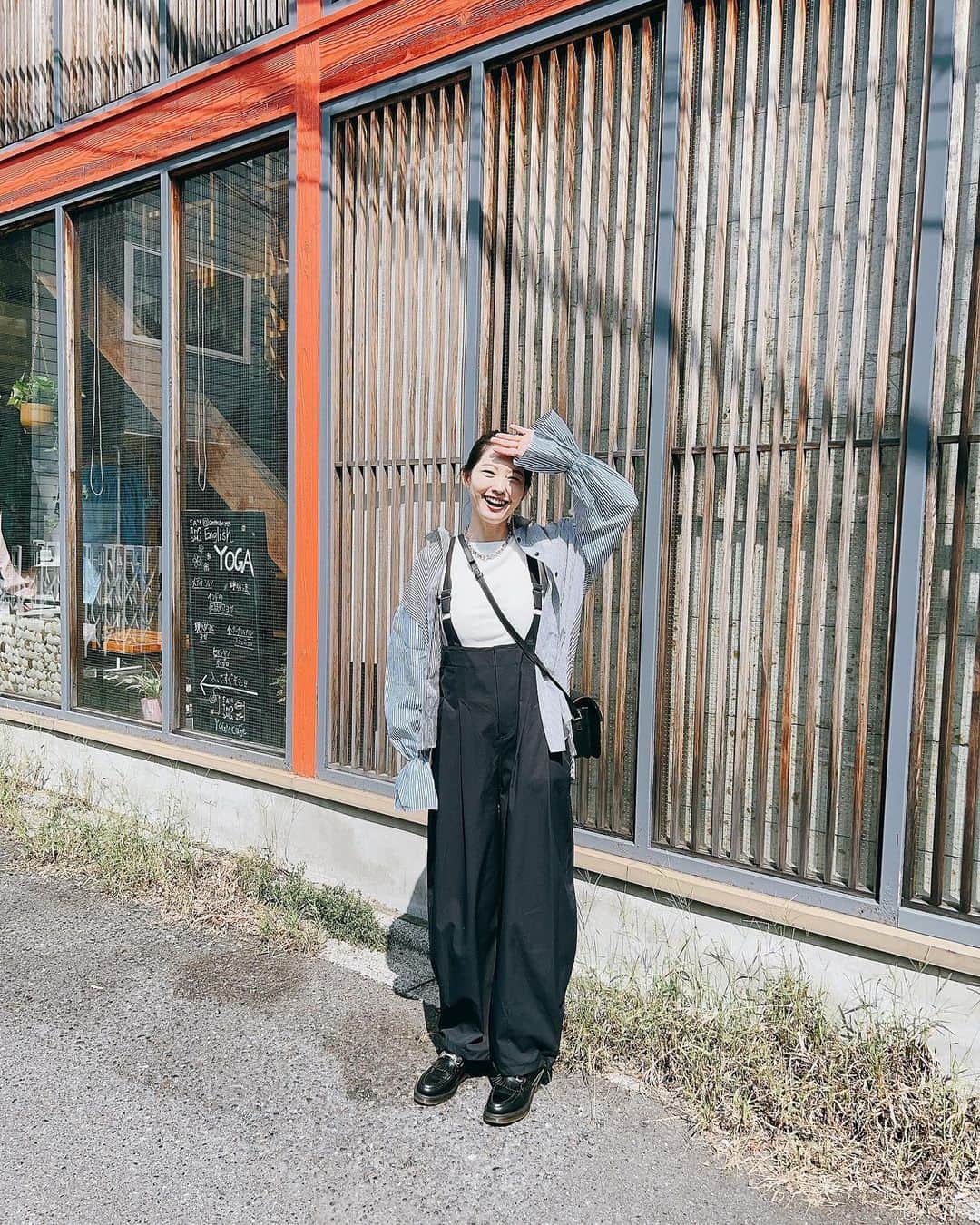 森貴美子のインスタグラム：「だいぶ秋らしくなりましたね🍎  着そびれた夏服もあるけど、着たい秋服もたくさんある！  シャツ　@herin.cye  サロペット　@herin.cye  バッグ　@vasic_japan  ローファー　@drmartens_japan  ネックレス　@lohmejewelry」