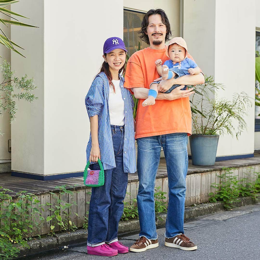 ハグマグ編集部のインスタグラム：「さあやさん＆ひでゆきさん、りんくん・ 0歳  ポジティブマインド全開のカラーが素敵🍊❕  ［mama］ Tops：JOURNAL STANDARD Inner：UNIQLO Bottoms：MOUSSY Hat：'47 Earring：Kei'co Bangle：vintage Bag：DIGITAL DETOX Shoes：Clarks  ［papa］ Tops：Acy Bottoms：Levi's Shoes：adidas  ［kids］ Tops：BOBO CHOSES Bottoms：ocean＆ground Socks：mina perhonen ___________________________________  詳しくはウェブサイトの記事で紹介中。プロフィールのリンクからチェックしてね🌼 @hugmug_insta ___________________________________ #hugmug#ハグマグ#親子スナップ#ママファッション#ストリートコーデ#ガーリーカジュアル#秋コーデ#秋ファッション#秋服#リンクコーデ#親子リンク#キッズファッション#キッズスタイル#ママコーデ#ママコーデファッション#カジュアルコーデ#秋色カラー#おしゃれキッズ#ベビー服#男の子コーデ#女の子コーデ#家族コーデ#ファッションスナップ#親子ファッション#家族コーデ#家族写真#家族スナップ#親子リンクコーデ#親子ペアルック#親子装#ハグマグファミリー」