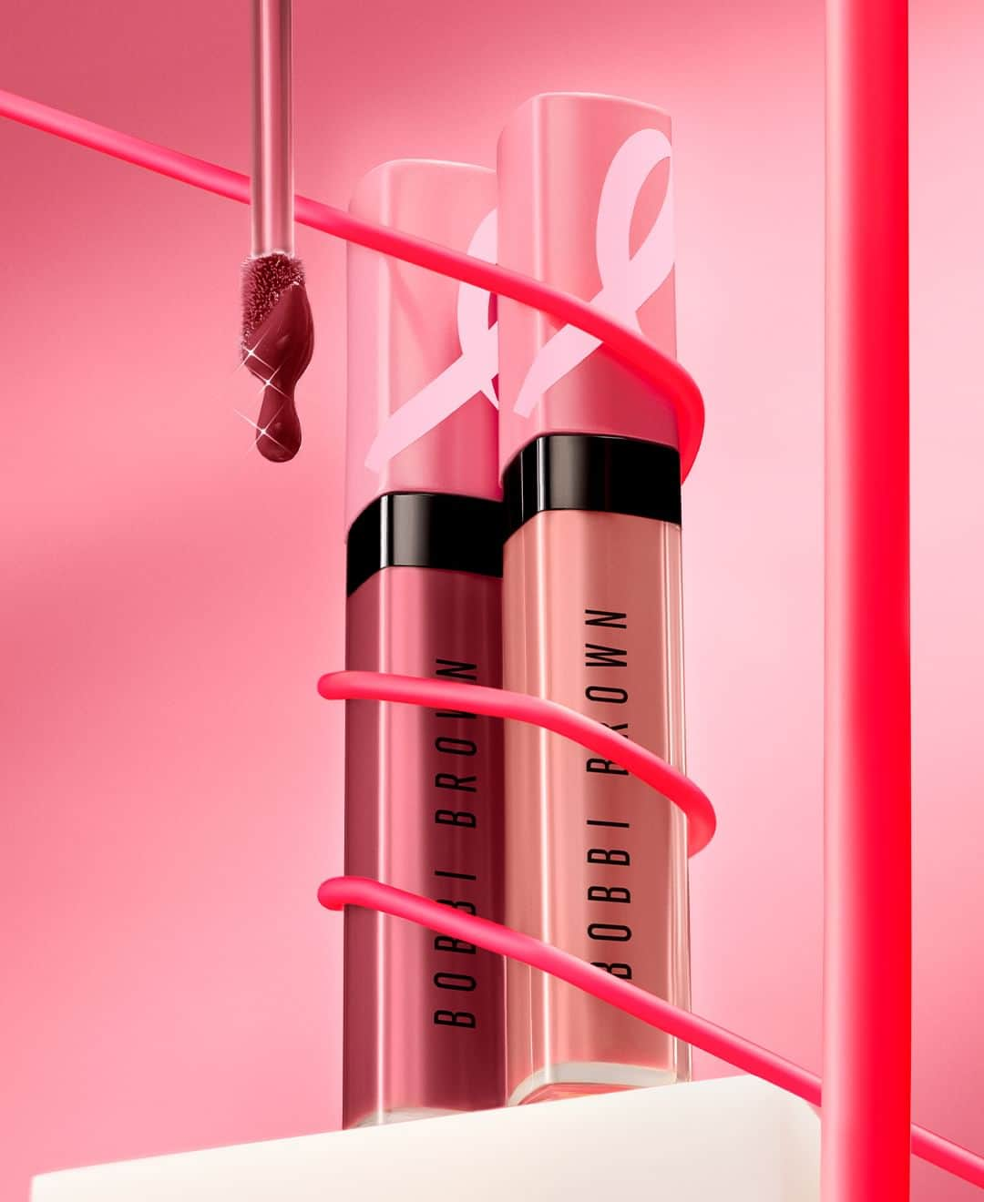 ボビイ・ブラウンのインスタグラム：「POWERFUL PINKS CRUSHED OIL-INFUSED GLOSS DUO - 毎年恒例のエスティ ローダー カンパニーが実施する乳がん知識啓発キャンペーン、今年もクラッシュド オイル インフューズド グロスがピンクの限定パッケージで登場。 プラムカラーの人気色と、ベージュローズの2色。  10月の一カ月間販売するこの製品の収益は、本体価格の5％を米国乳がん研究基金（BCRF）やJBCRG（Japan Breast Cancer Research Group）等に寄付し、医療研究に役立てられます。  《 #パワフルピンクスクラッシュドオイルインフューズドグロスデュオ 》  #PowerfulPinksCrushedOilInfusedGlossDuo #BobbiBrown #ボビイブラウン #TimeToEndBreastCancer #乳がんのない世界へ2023 #クラッシュドオイルインフューズドグロス #リップ #リップグロス #グロス #保湿リップ #ツヤリップ」