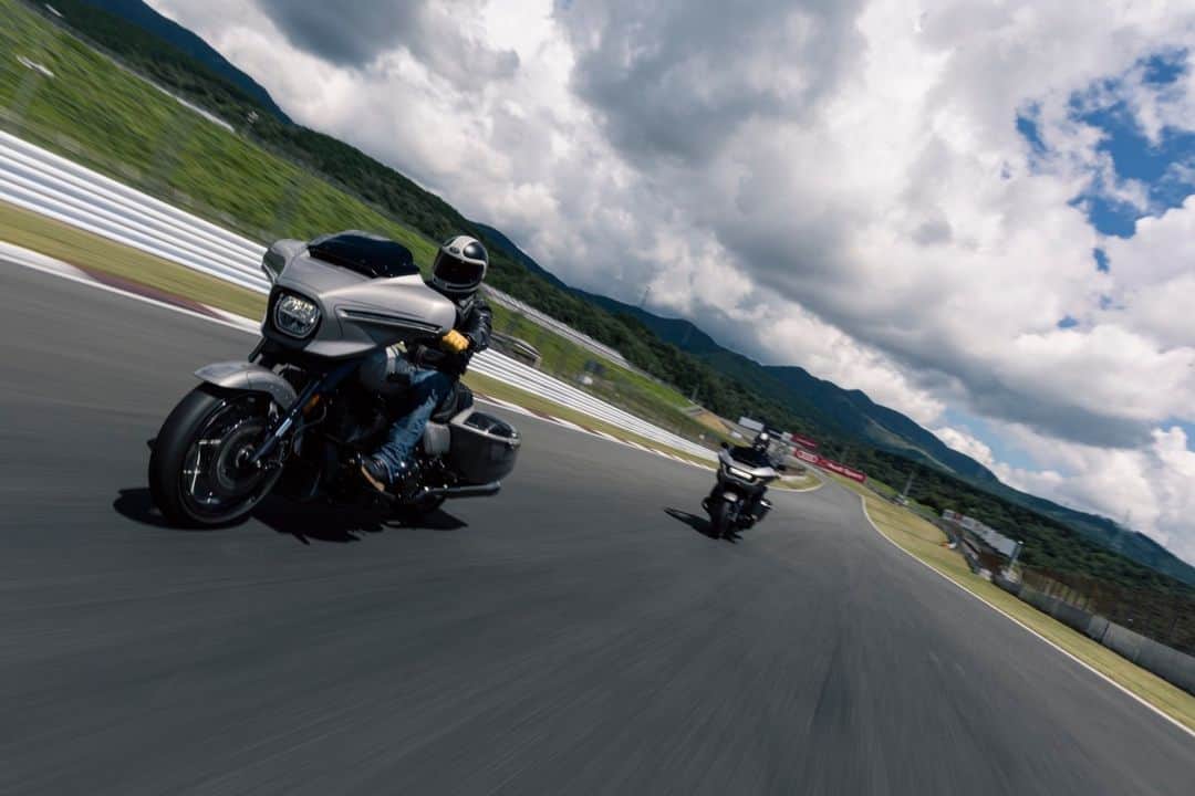 Harley-Davidson Japanさんのインスタグラム写真 - (Harley-Davidson JapanInstagram)「新型CVOデビューフェア 11/12(日)まで全国の正規ディーラーで開催中 『FEEL THE CRAFTSMANSHIP ～匠の技と情熱が融合した、最高峰モデルを体感しよう』  デリバリーまもない新モデルを期間限定で展示。期間中ご成約のお客様には、最高峰のCVOシリーズに相応しい上質なリゾートをお楽しみいただける星野リゾートの宿泊券（5万円分）を進呈します。（掲載写真は「界　阿蘇」）過去最高の排気量 1977ccを誇る新たな空冷 V ツイン、Milwaukee-Eight® VVT 121 エンジンを搭載し、大幅に進化した新デザインとCVOならではの精巧なカラーリングが特長の両モデルの魅力を、ぜひ店頭でお確かめください。  「CVO ストリートグライド」と「CVO ロードグライド」2モデルが揃って登場し、跨っていただきエンジン始動ができる*特別キャラバンも実施中。今週末10/7(土) 8(日)はH-D南大阪で開催します。*ご試乗はできません  詳しくはキャンペーンページへ https://www.h-d.com/jp/ja/tools/offers/dealer-event-campaign.html  #ハーレーダビッドソン #HarleyDavidson #UnitedWeRide #CVOStreetGlide #CVORoadGlide #CVOストリートグライド #CVOロードグライド #星野リゾート」10月2日 17時00分 - harleydavidsonjapan