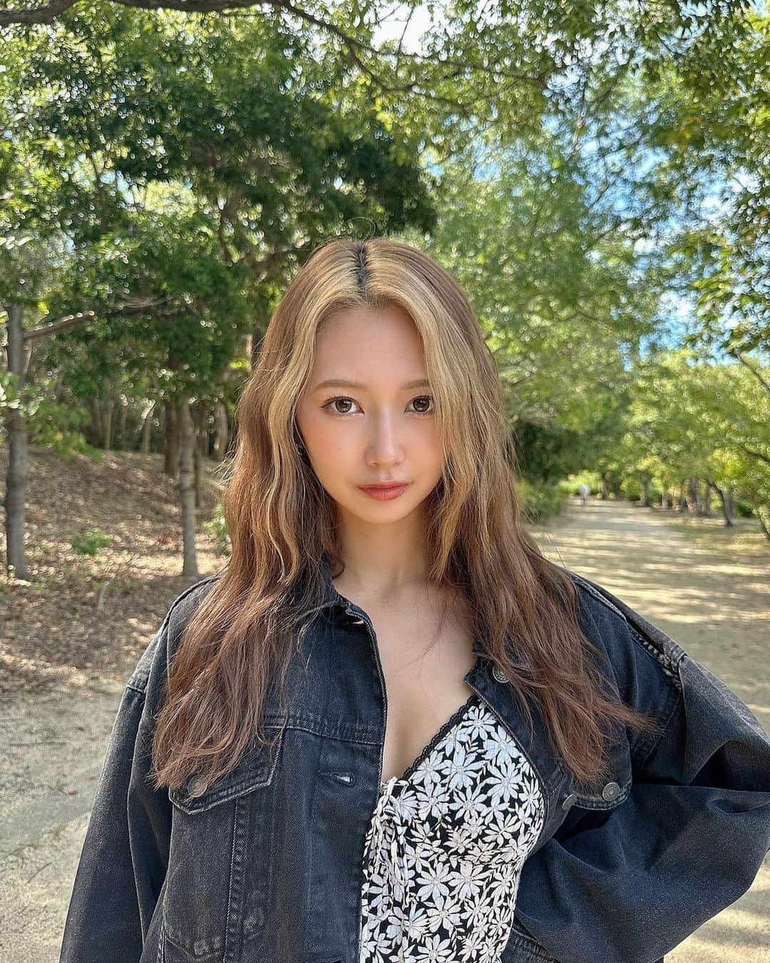 アメリカンイーグルのインスタグラム：「秋の完璧なコーディネートをお探し？  🍂🦅 @iam_reina_ のお手本コーデをチェック！AEフラッタースリーブコルセットミニワンピースとデニムジャケットをスタイリッシュに組み合わせているよ。  ダークトーンのアイテムで秋のスタイルを存分に楽しんで〜 AEのインスピレーションが必要な友達にタグ付けしてね！  #アメリカンイーグル #americaneaglejp #AEJeans #アメリカンイーグルジーンズ #秋コレクション #デニム #ジーンズ #AEコーデ #デニムジャケット」