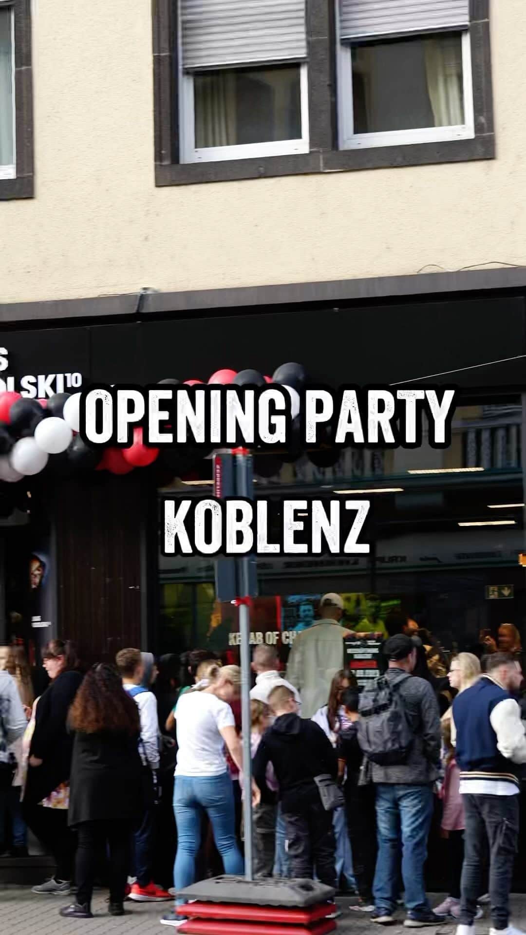 ルーカス・ポドルスキのインスタグラム：「Einblicke unserer Opening Party in KOBLENZ😍  Danke an alle die da waren und mitgefeiert haben🔥  #helal #halal #mangal #podolski #pl10 #döner #brot #frisch @lukaspodolski @mtndag」