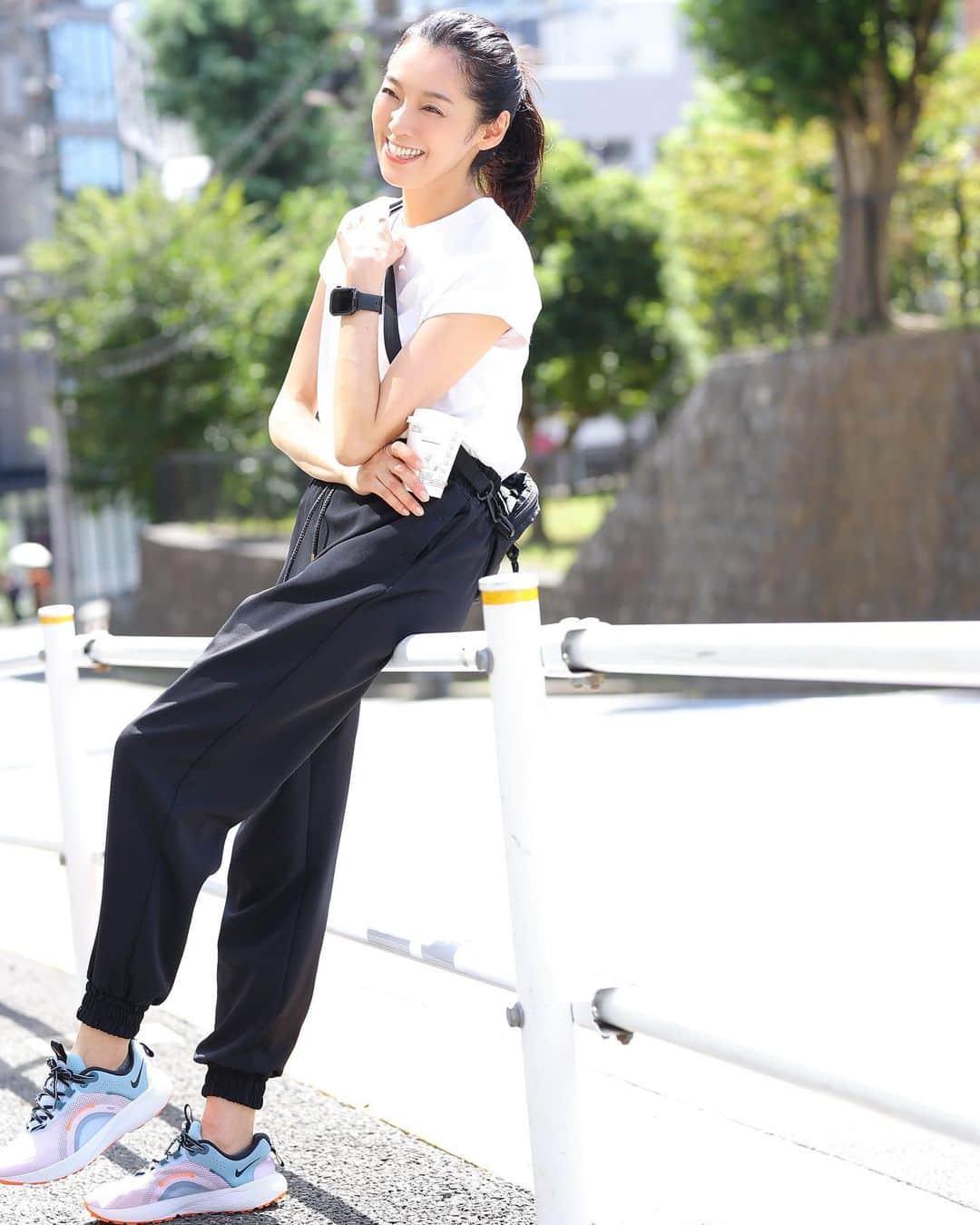 石橋奈美のインスタグラム：「この間の作品撮り 載せていなかった写真を。 ありがとうございました！！  カメラマン：松田ヨシオさん @matsuda440  ヘアメイク：大野恵子さん @keiko_oochan  一緒に撮影した友達モデル：稲田奈緒 @naouniverse77   奈緒は３人子育てしながらのモデル復帰✨ 20代の頃はドラマ撮影で半年くらい一緒だったり、お互い同じ頃の出産だったりといろんな時期を過ごした友達😊 何事にも一生懸命で、今回の撮影も前向きにパワフルに取り組む姿勢に刺激を受けたよ〜。  復帰、応援してるぞ〜📣 お互いやりたいことやって楽しもう！！  #作品撮り #ロケ #NMTinc. #namiishibashi  #友達」