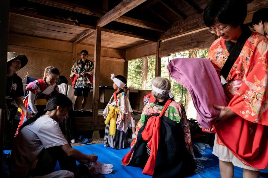 The Japan Timesさんのインスタグラム写真 - (The Japan TimesInstagram)「Tono, Iwate Prefecture, is known as the home of Japanese folk tales and “yōkai” (supernatural beings) culture after the region’s orally transmitted tales were collated as “Tono Monogatari” (The Legends of Tono), a collection of stories published by folklorist Kunio Yanagita in 1910. The collection would go on to become the Grimm’s fairy tales of Japan and cement Tono’s legacy as the setting of scary stories to tell in the dark. The local culture of the region, too, has a reputation for embracing a nebulous view of the space between life and death. Those eerie themes, both real and mythical, provide the backdrop and inspiration for the unique Tono Meguritoroge, a 3-year-old festival combining local history and the performing arts with modern culture and music to create an entirely new kind of event.  The name Meguritoroge comes from a local tradition called “mukai toroge” (welcoming lantern tree), in which a flag and lantern are erected to guide the spirits of ancestors back to their homes.  The festival is an attempt by a team of producers, documentarians, musicians and Tono locals to welcome new guests to the city by reinterpreting the “shishi-odori” (literally translated as “lion dance”) tradition and presenting Tono’s performing arts scene to a new generation. Read more with the link in our bio.  📸 @lancestein  #japan #tono #iwate #culture #traveljapan #travel #meguritoroge #japantimes #日本 #遠野 #遠野市 #岩手 #岩手県 #文化 #旅行 #遠野巡灯篭木 #ジャパンタイムズ #👹」10月2日 17時02分 - thejapantimes