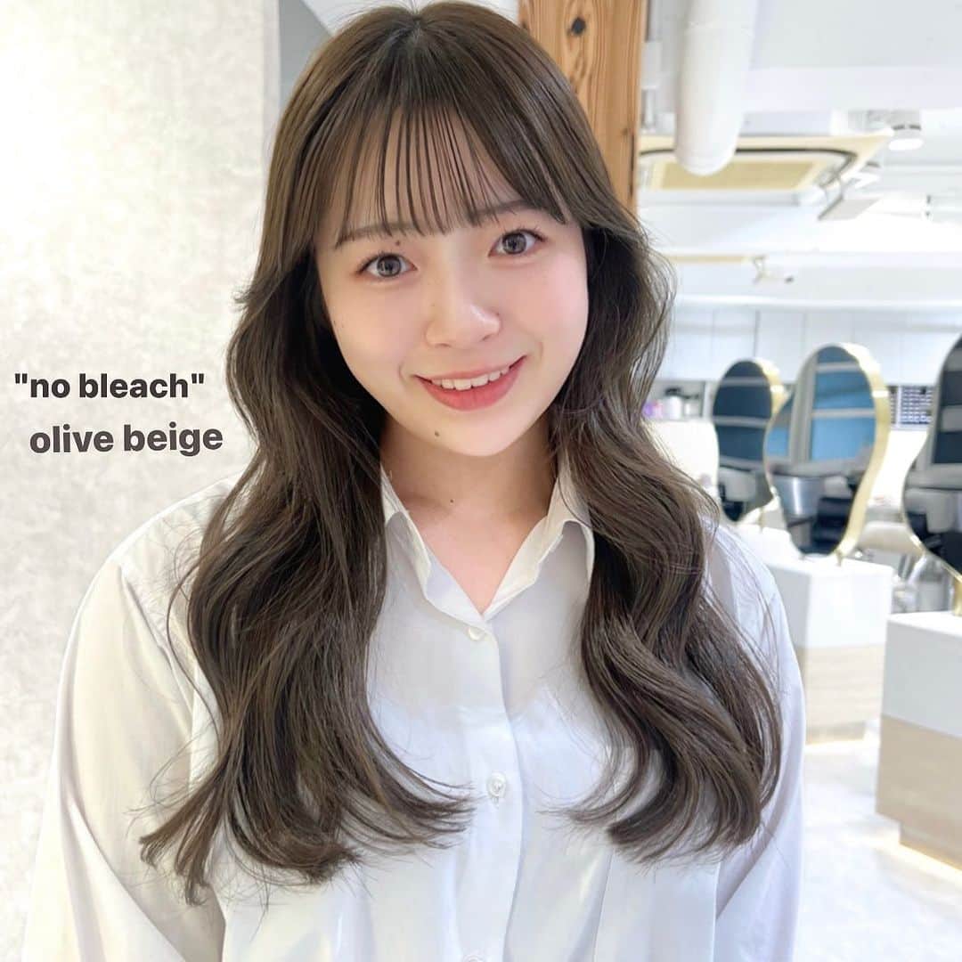 古賀美紀のインスタグラム：「#ブリーチなし でできる  「 #オリーブベージュ ❤︎」  暗いカラーをしていて明るくしたい方、色ムラがある方 地毛からの初カラーのお客様はダブルケアカラー  選択お願いします♡ 当日ベースを見てダブルケアカラー が 必要のないベースですと一回のカラーに メニュー変更可能です✨  ※top stylist指名料＋500 ※学割10%off  オススメ------------------------------------ "プレミアムケアカラー"【毛髪強化剤】 ↪︎切れ毛枝毛を防ぎダメージ98％cut！ 高い染着力とカラーの持続性UP◎ 特別なコーティングをしてくれるトリートメント付き♡ ツヤツヤでサラサラな手触りになります＊ --------------------------------------------  "set menu" "シャンプーブロー¥2700込み" 〜はレングス料金含む  ♡前髪カット＋ケアカラー ¥14,000~  【顔周り後れ毛cut＋¥500】  ♡前髪カット＋プレミアムケアカラー　¥16,200~ 【顔周り後れ毛cut＋¥500】  ♡カット＋ケアカラー ¥16100~  ♡カット＋プレミアムケアカラー¥18300~  ♡カット＋ダブルケアカラー ¥25300~  ♡ケアカラー＋トリートメント　¥18400~  ♡プレミアムケアカラー＋トリートメント　¥20600~  ♡前髪カット＋ケアカラー＋トリートメント¥20500~ 【顔周り後れ毛cut＋¥500】  ♡前髪カット＋プレミアムケアカラー＋トリートメント　¥22700~ 【顔周り後れ毛cut＋¥500】  ♡カット＋ケアカラー＋トリートメント　¥22600~  ♡カット＋プレミアムケアカラー＋トリートメント　¥24800~  ♡前髪カット＋ダブルケアカラー¥23200~ 【顔周り後れ毛cut＋¥500】  ♡カット＋ダブルケアカラー ¥25300~  ♡ダブルケアカラー ＋トリートメント ¥27600」