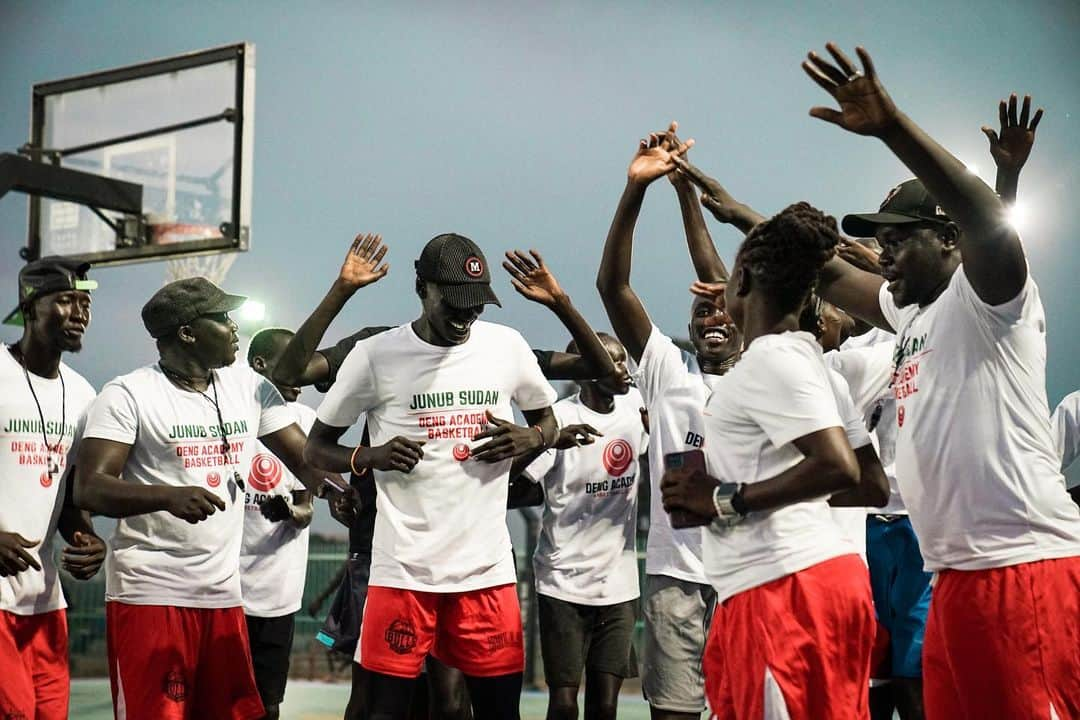 ルオル・デンさんのインスタグラム写真 - (ルオル・デンInstagram)「community, family, unity, education, inclusivity … basketball is more than basketball! 🏀   🔗learn more about the Luol Deng Foundation and donate using the link on our bio!  #peaceandfamily #giftedtogive」10月2日 17時05分 - luoldeng9