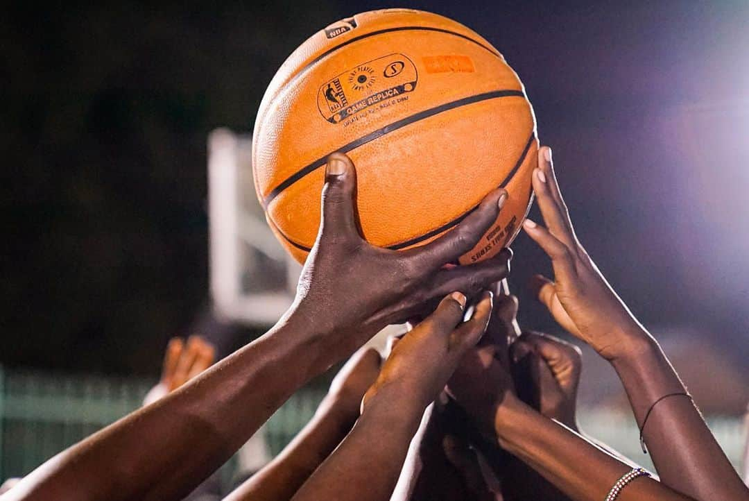 ルオル・デンさんのインスタグラム写真 - (ルオル・デンInstagram)「community, family, unity, education, inclusivity … basketball is more than basketball! 🏀   🔗learn more about the Luol Deng Foundation and donate using the link on our bio!  #peaceandfamily #giftedtogive」10月2日 17時05分 - luoldeng9