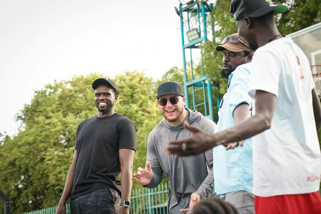 ルオル・デンさんのインスタグラム写真 - (ルオル・デンInstagram)「community, family, unity, education, inclusivity … basketball is more than basketball! 🏀   🔗learn more about the Luol Deng Foundation and donate using the link on our bio!  #peaceandfamily #giftedtogive」10月2日 17時05分 - luoldeng9