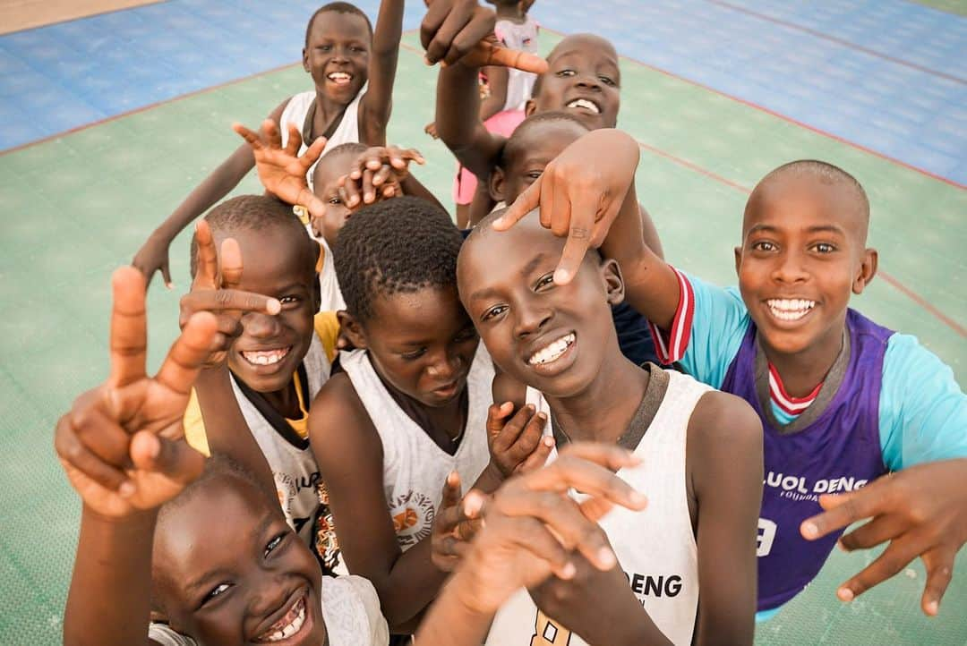 ルオル・デンさんのインスタグラム写真 - (ルオル・デンInstagram)「community, family, unity, education, inclusivity … basketball is more than basketball! 🏀   🔗learn more about the Luol Deng Foundation and donate using the link on our bio!  #peaceandfamily #giftedtogive」10月2日 17時05分 - luoldeng9