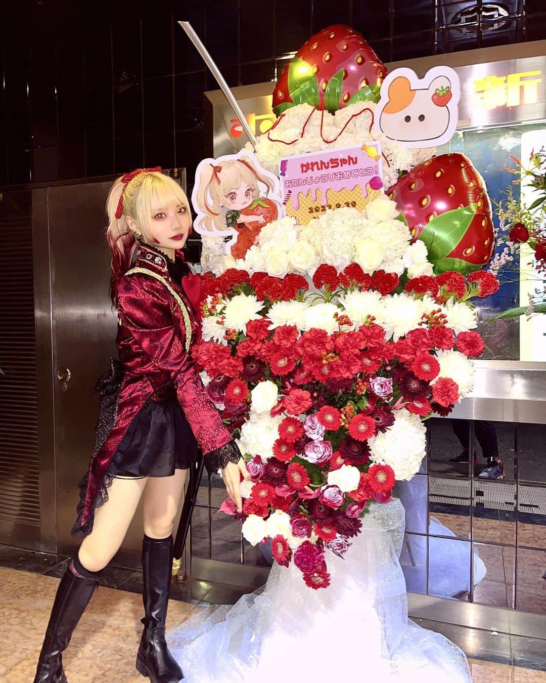 藍染カレンさんのインスタグラム写真 - (藍染カレンInstagram)「藍染カレン生誕祭2023 ♥︎紅の舞踏会♥︎  ダンスホール新世紀にて2部制 QueenとKnight 違うベクトルの憧れを思いきり体現できました。 今年も大好きな曲を沢山歌えて幸せでした❤️‍🔥 私のやりたい私をみて、楽しんでくれてありがとうございます。  Queenのお衣装は星箱Worksさんのローゼンメイデン 真紅ちゃんドレスを着てます。(靖子さんが教えてくれた！)かわいすぎる😭 フルコスチュームもいずれ…お見せしたい♥︎ Knightのお衣装は @whitelilly_sarika さまになんと制作して頂きました😭❤️‍🔥(実は死ぬほど時間のない中で…こんなにも…理想のお衣装をつくってくださったの、本当にありがとうございます。)理想の騎士様になれて幸せです。  どちらも衣装の胸元には赤いビジューを己DIYで埋め込んだブローチをつけています。紅の心  グッズは今年もろるらり大先生にお願いして超絶ラグジュアリーキュートに仕上げて頂きました🐹❤️‍🔥今回はVIPチェキのデザインもお願いしましためちゃくちゃ可愛くない！！？！？ ろるちゃんの描いてくれる私はいつもいっぱいの愛情の中幸せそうに存在してて現実の私もフワフワの気持ちになります。いつも本当にありがとう…  そしてスタフラ、ケーキ、アルバム等今年もたくさんサプライズしてくれたみんな達本当にありがとう🥲❤️一年に一度、特別な幸せです。  皆様に沢山支えられ今年もこうして生誕祭を開催できたこと、とても嬉しく思います。 憧れを引き摺り込んで一等美しい命になれるよう26歳も邁進します これからもどうぞよろしくお願いします❤️」10月2日 17時15分 - karen_aizome