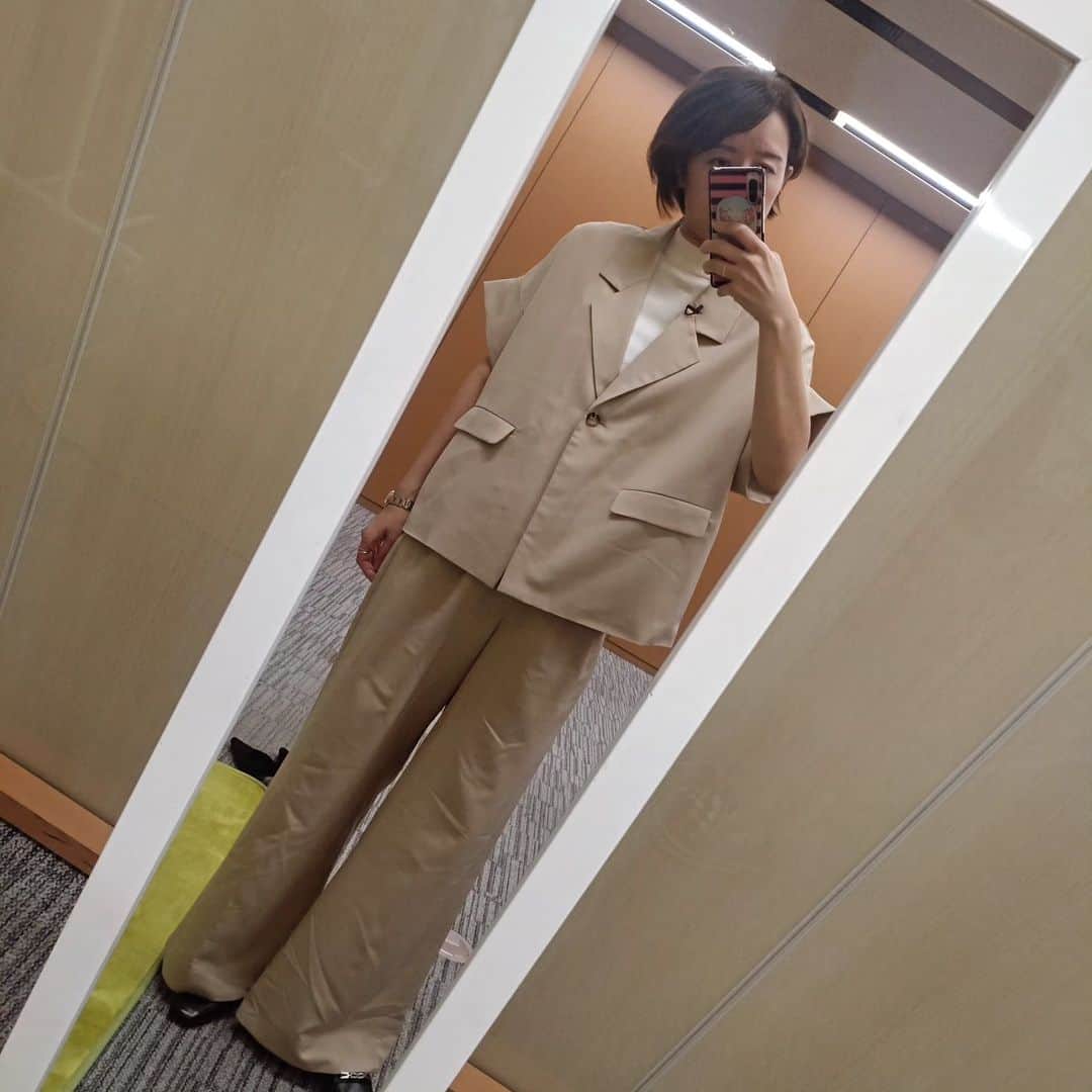 中村仁美さんのインスタグラム写真 - (中村仁美Instagram)「今日はこんな衣装でした☺️  普段は なかなか着る機会がない セットアップ  可愛い〜😆  #ゴゴスマ  #改めて #大好きな番組」10月2日 17時11分 - nakamura_hitomi_official