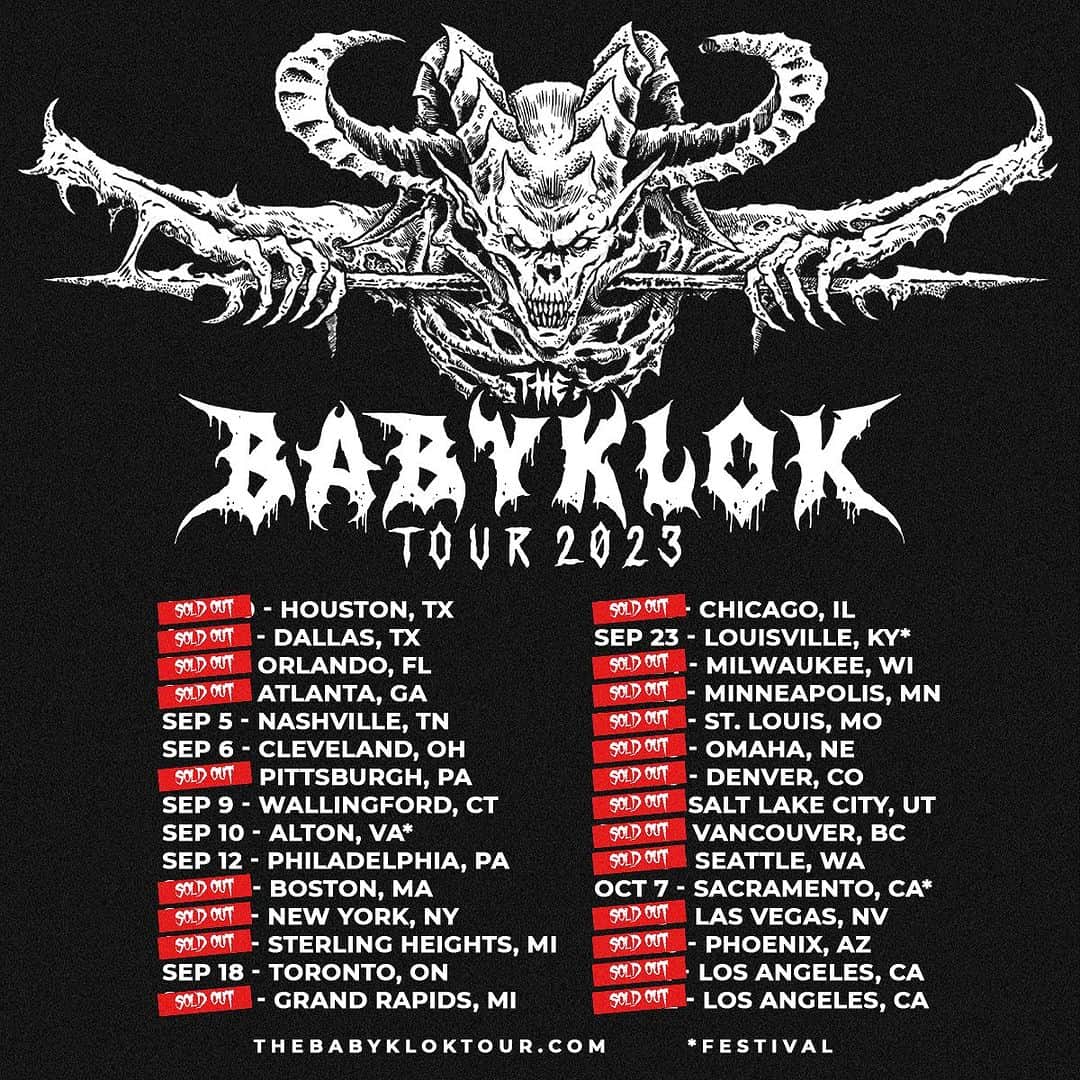 のインスタグラム：「Thank you for coming out to our shows!! Thank you for all the SOLD OUT shows!! 💥Just a few more to go!! See you!!🤘🦊🤘」