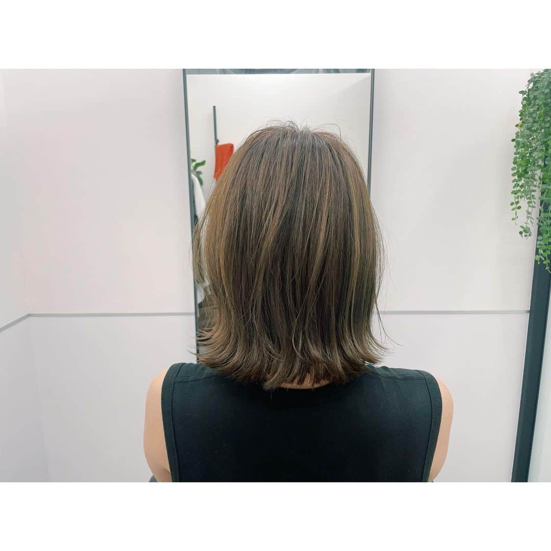 おかゆのインスタグラム：「🎼🐶💇🎶🎸💫🌈  今日は午前中からメンテナンス💈✂︎ 量も取って長さも揃えて頂いてサッパリ！🤩 カラーも拘りを完璧に仕上げて下さり感謝です…🥹🪄  河上さん @seiichirookawakami  ありがとうございました🤗🌈  ただいま再放送中の BS-TBS「#昭和歌謡ベストテンDX」 "デュエット特集"ご覧頂いていますか…？🎸🤍 https://bangumi.org/tv_events/seasons?ggm_group_id=42&season_id=787624  #メンテナンス #GOTODAY #銀座arc  #ヘアカラー #hair #haircolour」