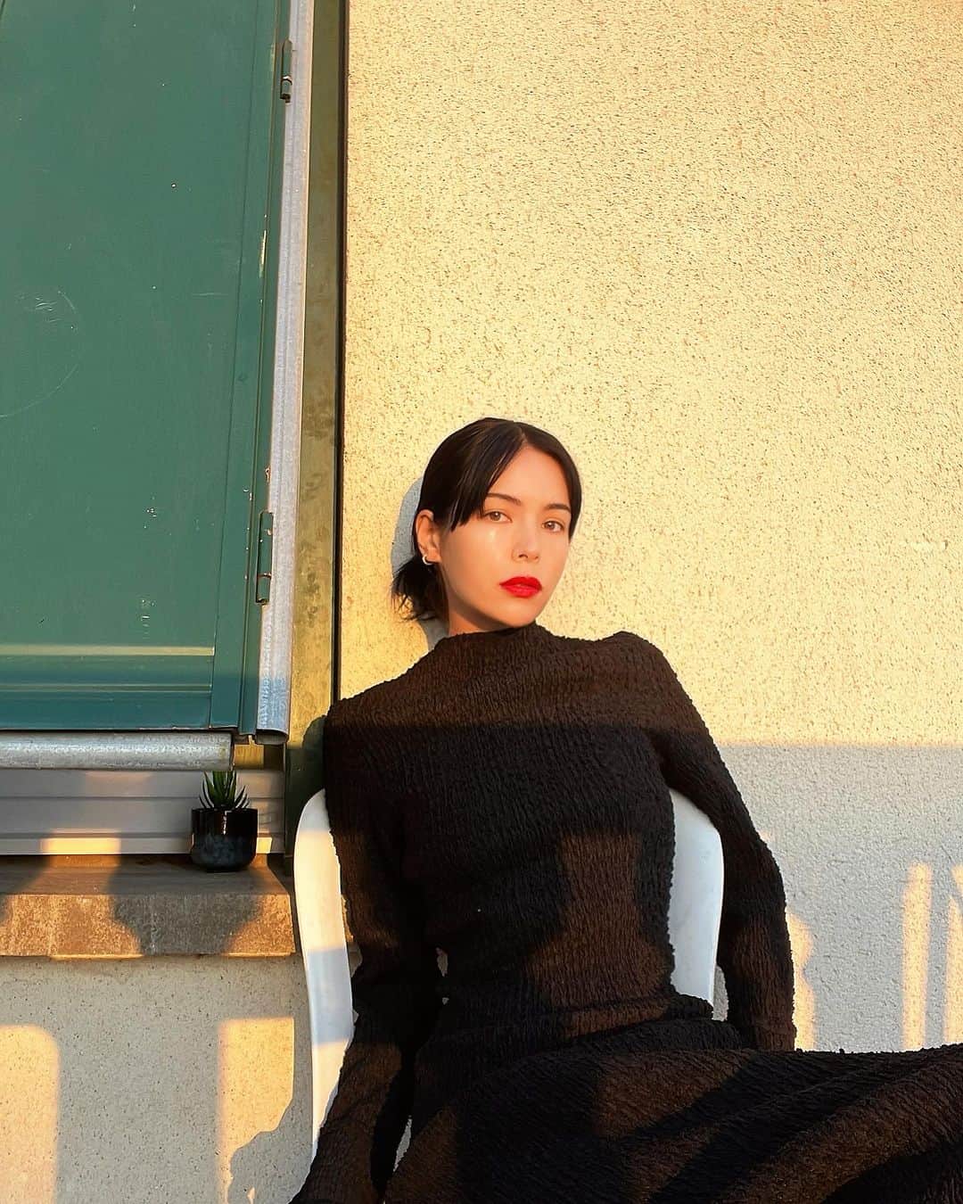 紗羅マリーのインスタグラム：「SILMO 2023 Paris Last day✌️👓 @sauvageeyewear   こっちは、陽が登るのも落ちるのも 日本よりゆっくり。  7時に起きて毎朝、日の出が見られる☀️ そして、夜の7時に夕陽。  展示会最後の日。 @irojikake のワンピース着て がんばります  東京戻ったら少し前髪切りたい」