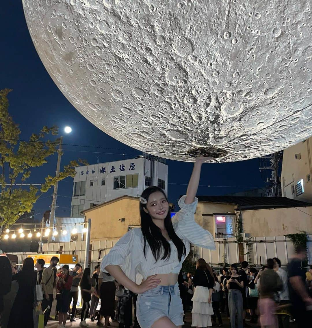 高鶴桃羽さんのインスタグラム写真 - (高鶴桃羽Instagram)「大きい月見てきた🌕✨ 毎年やってるみたいだからまた行きたいな💭  🐰の模様探してみたけど見つけられなかった🐾  3枚目力持ちに見える？笑  #お月見 #月 #影 #下北沢 #映えスポット  #moon #instagood  #좋아요 #토끼」10月2日 17時14分 - momoha2003523