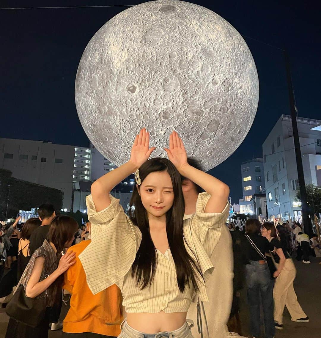 高鶴桃羽さんのインスタグラム写真 - (高鶴桃羽Instagram)「大きい月見てきた🌕✨ 毎年やってるみたいだからまた行きたいな💭  🐰の模様探してみたけど見つけられなかった🐾  3枚目力持ちに見える？笑  #お月見 #月 #影 #下北沢 #映えスポット  #moon #instagood  #좋아요 #토끼」10月2日 17時14分 - momoha2003523