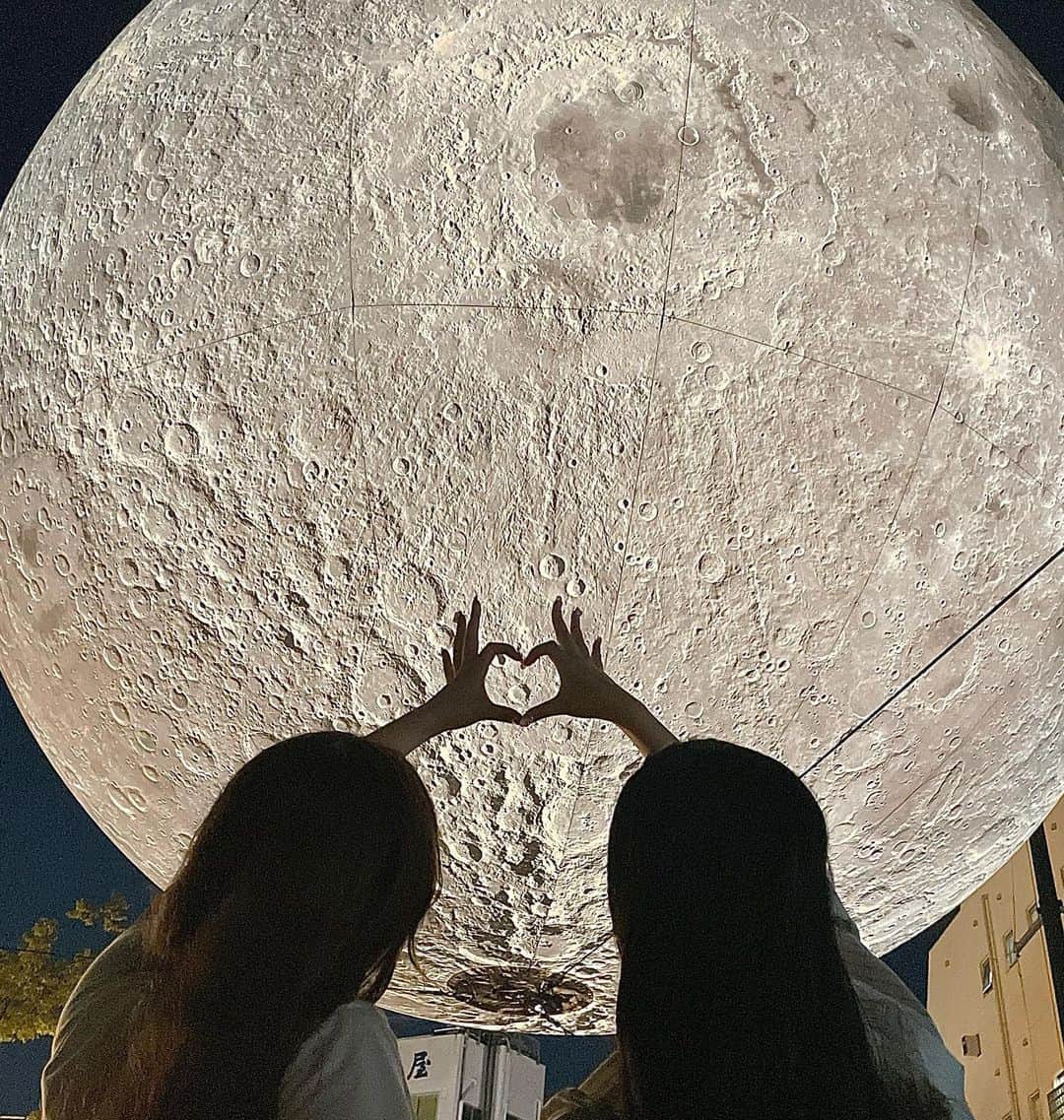 のインスタグラム：「大きい月見てきた🌕✨ 毎年やってるみたいだからまた行きたいな💭  🐰の模様探してみたけど見つけられなかった🐾  3枚目力持ちに見える？笑  #お月見 #月 #影 #下北沢 #映えスポット  #moon #instagood  #좋아요 #토끼」