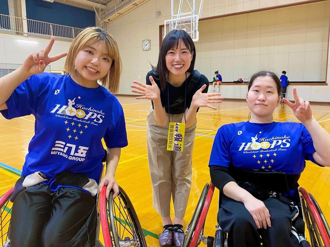 服部未佳のインスタグラム：「車いすバスケ🏀U25日本代表 青森県出身2人の選手を取材しました🇯🇵 このあと18:15〜 ハレのちあした「ハレすぽ」 特集でお伝えします！  東京パラリンピックで審判も務めた 小野裕樹さんの指導のもと 「HACHINOHE HOOPS」で活動する 畠山萌選手と田名部寛乃選手。 それぞれの強み・役割とは？ 互いに補い合い、活かし合いながら 自分の役割を果たす熱い熱いスポーツ 車いすバスケに 私はすっかり夢中になってしまいました😳 迫力のプレーは必見です🔥ぜひご覧ください！  #新郷村 出身 #畠山萌 選手 #八戸市 出身 #田名部寛乃 選手 #車いすバスケ #日本代表 #女子U25  #パワー #パワーガールズ   #八戸フープス #HACHINOHEHOOPS  #東京パラリンピック #審判 #小野裕樹 さん  #ハレのちあした #ハレすぽ #バスケ  #服部未佳 #アナウンサー」