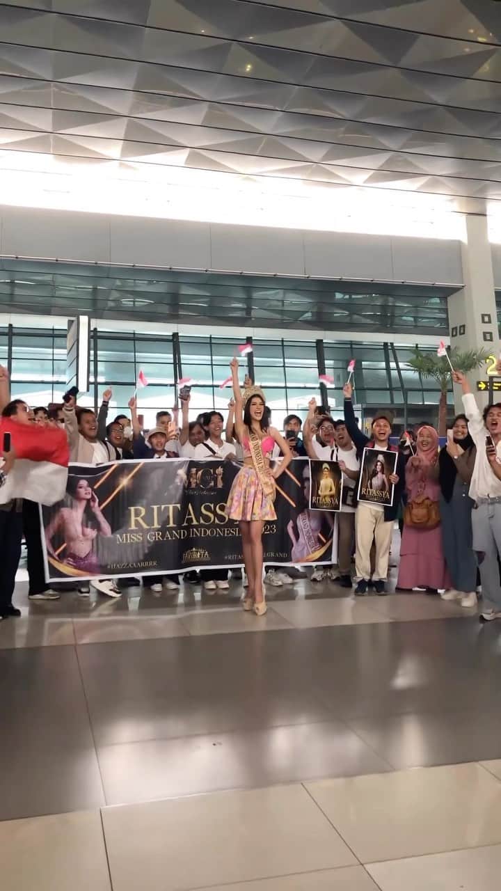 Ivan Gunawanのインスタグラム：「AWWW YASHHH MEMBUNCAH LOVE THE ENERGY SAYANKK 🥰😍🥰😍🥰😍 KESERUAN PAGEANT LOVERS MENGANTAR @ritassyawellgreat to VIETNAM!!  ALL OUR LOVE AND SUPPORT FOR YOUU CIA!!! 🫶🏻🫶🏻🫶🏻🫶🏻 DO YOUR BEST HENTAKKAN HAZZZARRR 🫶🏻🇮🇩🇮🇩🇮🇩  Thank you for supporting us pageant lovers Indonesia @yayasanduniamegabintang @ivan_gunawan   @ivan_gunawan @dardo_djf @yayasanduniamegabintang」