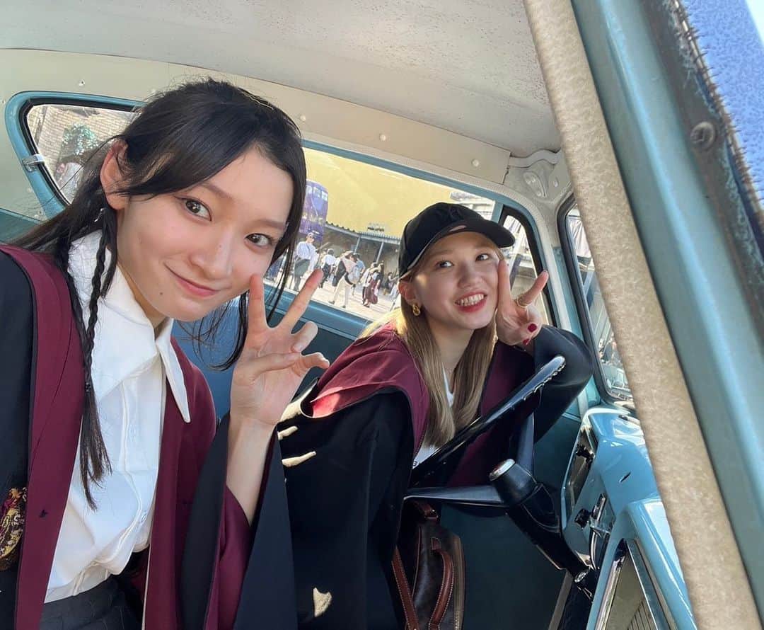 竹内朱莉さんのインスタグラム写真 - (竹内朱莉Instagram)「ハリーポッタースタジオツアーにかりんと行って来ました✨ 終始感動しっぱなしでした🥹👏👏 ハリポタの世界に入れて最高でした✊ 外暑すぎたけどちゃんとローブも買ったよね✌️ もちろん刺繍もしてもらいました😎 まだまだ写真たくさんあるので少しずつ載せていきますね📸  #ハリポタツアー」10月2日 17時18分 - akari_takeuchi.official