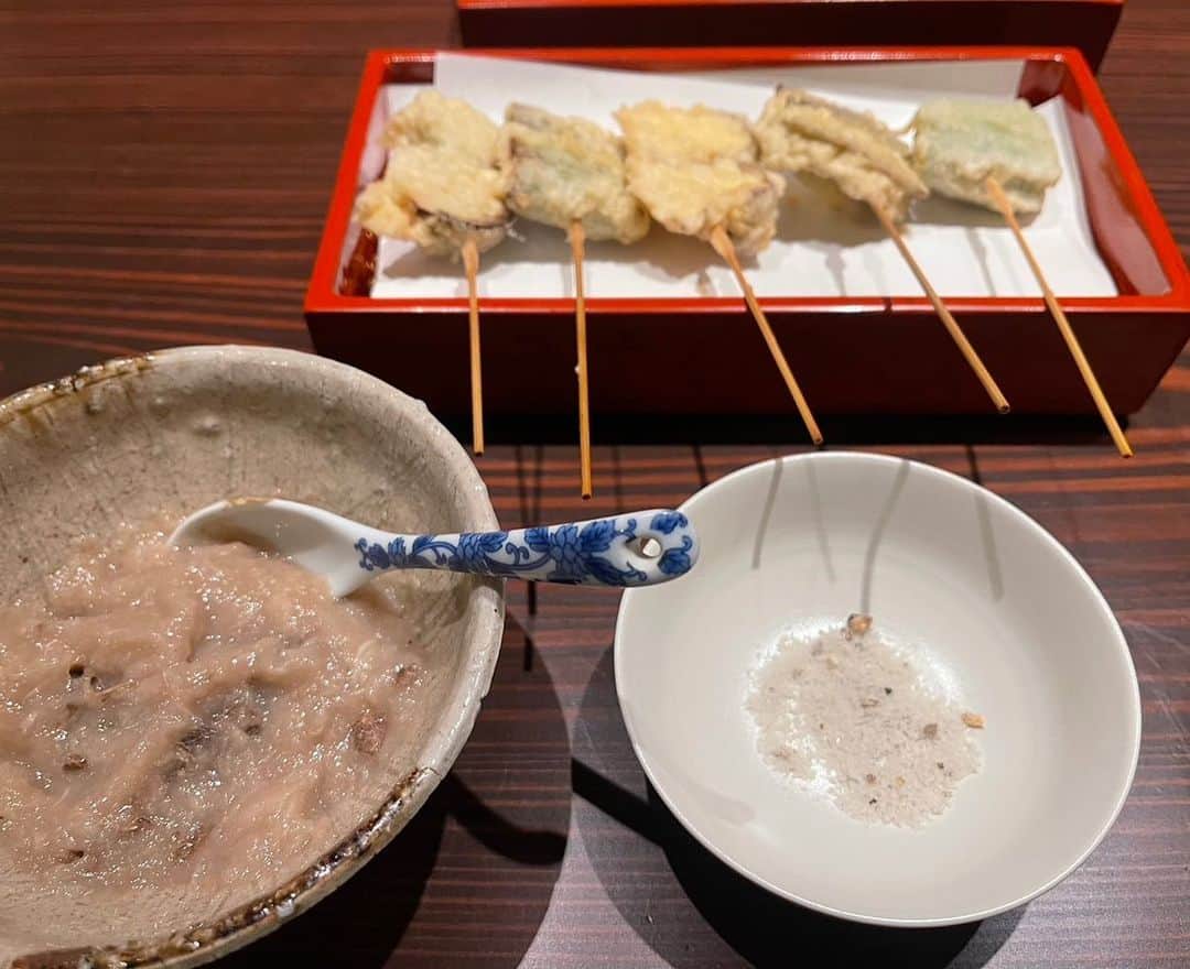 美川憲一さんのインスタグラム写真 - (美川憲一Instagram)「ど～も～ 美川よ～  この前、 美川の好きなお蕎麦を食べたわよ～  このお店は、 懐石料理の〆に お蕎麦を頂くのよ～  御出汁が本当に美味しいのよ～ 今回は、特別にお願いたメニューで、 松茸、フカヒレも頂きました。 そして、名物のトリュフ蕎麦よ～  他では見た事ないわね また、食べたくなってきたわ～笑  #美川憲一 #翁 #恵比寿 #蕎麦 #更科蕎麦 #懐石料理 #トリュフ蕎麦 #松茸 #フカヒレ」10月2日 17時19分 - kenichimikawa_official