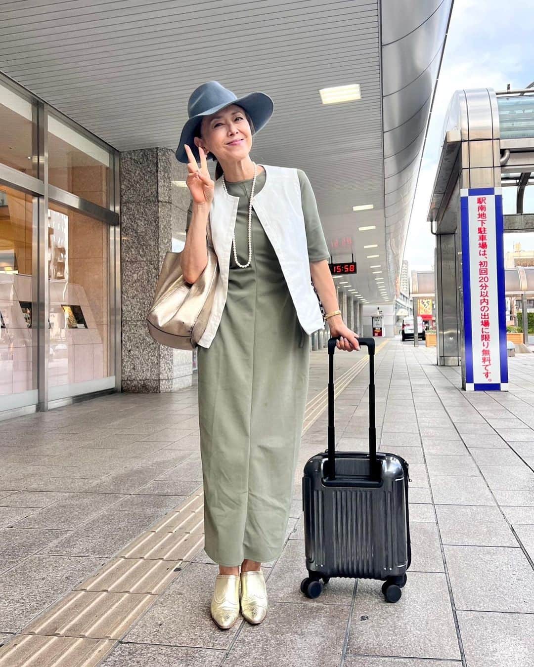 熊谷真実さんのインスタグラム写真 - (熊谷真実Instagram)「行ってきます 暑くなるのか寒くなるのかわからないけど 帽子はもう秋物 ワンピースだけじゃなぁ。 あ、 あった  ともちゃんとこで選んだやつ。  合わせてみたら なんとなくいけました。  後ろのスリットがなかなか。 お恥ずかしい。  行ってきます  帽子！ 緑あったのに！  #熊谷真実 #浜松駅 #定位置 #浜松から東京へ #今年も後3ヶ月！」10月2日 17時22分 - mami_kumagai310