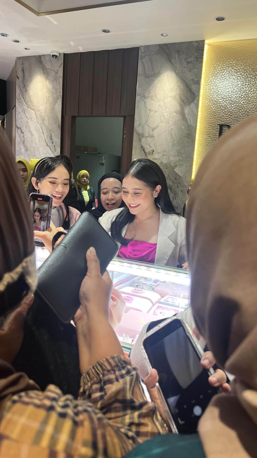 Prilly Latuconsinaのインスタグラム：「A Day In My Life edisi ke Cirebon untuk pre-launching koleksi terbaru @ily.gold Pink Beach Collection di salah satu toko emas partner kita @tokomaspantes_cirebon 💖 SERUUU BANGET bisa melayani customer secara langsung dan ngobrol sama mereka! Terima Kasih ya Cirebon! KALIAN SERU 💗」