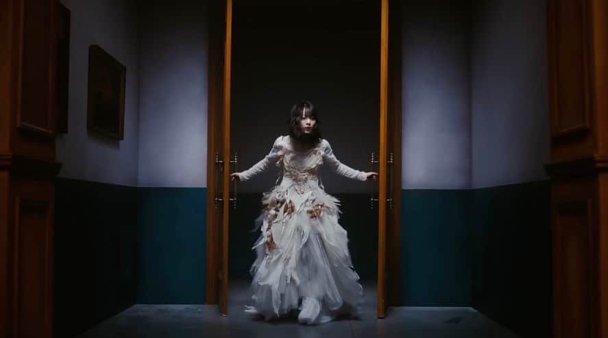 ARAKI SHIROさんのインスタグラム写真 - (ARAKI SHIROInstagram)「櫻坂46「承認欲求」MV にて。森田ひかるさんに白ドレスをカスタマイズ制作提供させて頂きました。加藤ヒデジン監督作品を是非ご覧頂きますと幸いです。お声かけ下さったスタイリストのタケノウチレミさん、ありがとうございました。 -Sakurazaka46 MV-  I provided a customized white dress for Hikaru Morita/ sakurazaka46. Hope you would enjoy the film directed by Hidejin Kato. Thank you so much to stylist,Remi Takenouchi.  MV Director @katohidejin  stylist @remitakenouchi   #櫻坂46  #森田ひかる #ARAKISHIRO #アラキシロウ」10月2日 17時23分 - arakishiro