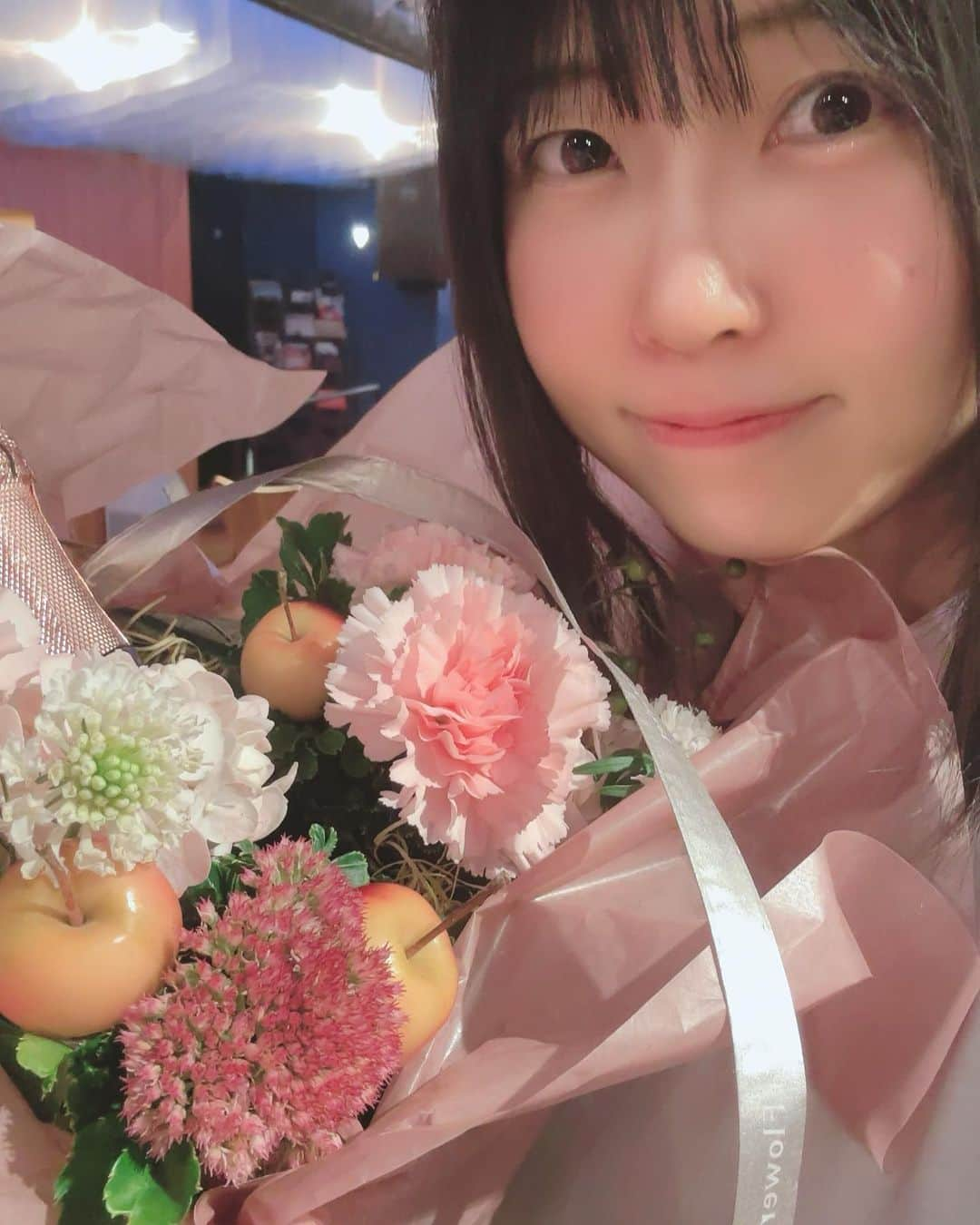 里咲りささんのインスタグラム写真 - (里咲りさInstagram)「お誕生日ライブ！！！！ たくさんの方が会場や配信でみてくださって、プロインタビュアーの吉田豪さんゲストに来てくださって、大好きな声優のTARAKOさんからお花いただいて、とっても嬉しかったです。お祝いいただいた気持ちをお返しできるような一年にしたいと思います！土管ケーキ🥰  #生誕祭ケーキ #生誕ライブ」10月2日 17時27分 - risasatosaki