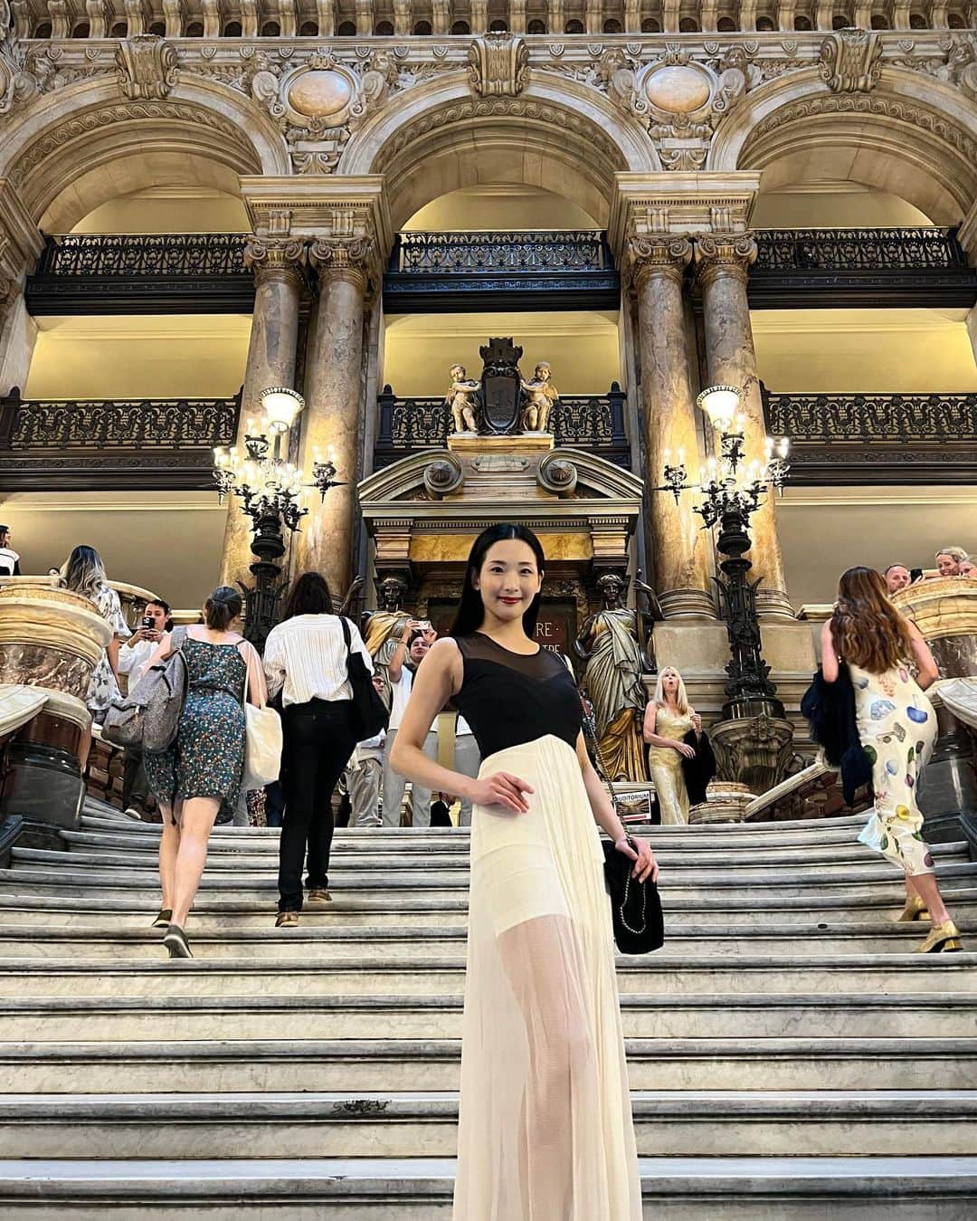 蘭乃はなさんのインスタグラム写真 - (蘭乃はなInstagram)「無事に日本に帰国しました。最終日はパリ・オペラ座のガルニエへ！  いま超話題の「Crystal Pite」を鑑賞しました。コンテンポラリ作品の3本立てでしたが、ダンサーたちの肉体から放たれるパワーに生きるエネルギーを沢山もらいました。終演後には「わたしもピカピカと光る生命体なんだ！」とか思ったりして…作品に影響されやすいタイプです(笑)  今回、パリ・オペラ座バレエ団の公演を拝見できたのは、産経新聞社様、クララ・ムーセーニュさん始め、ご家族の皆様のご厚意があってでした。素晴らしい体験をさせていただき感謝の気持ちでいっぱいです！！ Thank you @clara_mousseigne @privateagencym__m   またパリに行けるよう、お仕事がんばります！！(あぁ月並みな言葉しか出てこない！)  まだ載せてない写真あるので、しばらく私の投稿にお付き合いください。  あ、ファントムのボックス席も確認してきたよ☺︎  #パリオペラ座  #パリオペラ座バレエ団  #operadeparis #garnier  #claramousseigne」10月2日 17時29分 - rannohana_official
