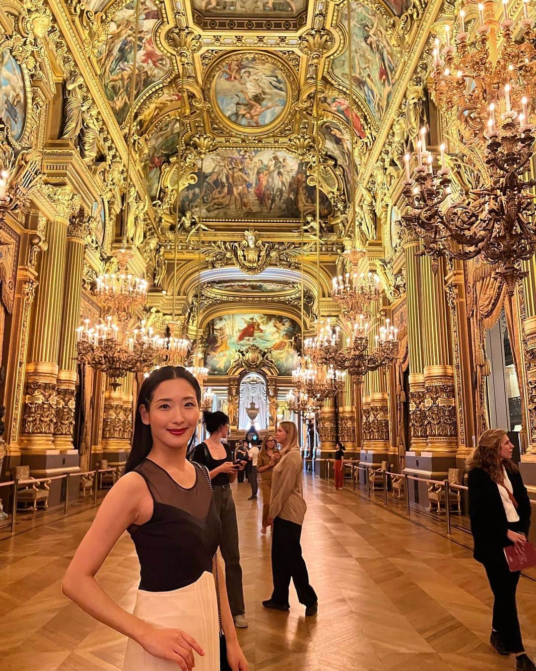 蘭乃はなさんのインスタグラム写真 - (蘭乃はなInstagram)「無事に日本に帰国しました。最終日はパリ・オペラ座のガルニエへ！  いま超話題の「Crystal Pite」を鑑賞しました。コンテンポラリ作品の3本立てでしたが、ダンサーたちの肉体から放たれるパワーに生きるエネルギーを沢山もらいました。終演後には「わたしもピカピカと光る生命体なんだ！」とか思ったりして…作品に影響されやすいタイプです(笑)  今回、パリ・オペラ座バレエ団の公演を拝見できたのは、産経新聞社様、クララ・ムーセーニュさん始め、ご家族の皆様のご厚意があってでした。素晴らしい体験をさせていただき感謝の気持ちでいっぱいです！！ Thank you @clara_mousseigne @privateagencym__m   またパリに行けるよう、お仕事がんばります！！(あぁ月並みな言葉しか出てこない！)  まだ載せてない写真あるので、しばらく私の投稿にお付き合いください。  あ、ファントムのボックス席も確認してきたよ☺︎  #パリオペラ座  #パリオペラ座バレエ団  #operadeparis #garnier  #claramousseigne」10月2日 17時29分 - rannohana_official