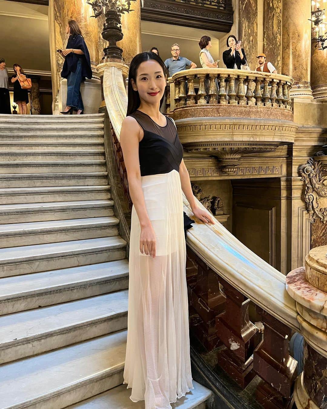 蘭乃はなさんのインスタグラム写真 - (蘭乃はなInstagram)「無事に日本に帰国しました。最終日はパリ・オペラ座のガルニエへ！  いま超話題の「Crystal Pite」を鑑賞しました。コンテンポラリ作品の3本立てでしたが、ダンサーたちの肉体から放たれるパワーに生きるエネルギーを沢山もらいました。終演後には「わたしもピカピカと光る生命体なんだ！」とか思ったりして…作品に影響されやすいタイプです(笑)  今回、パリ・オペラ座バレエ団の公演を拝見できたのは、産経新聞社様、クララ・ムーセーニュさん始め、ご家族の皆様のご厚意があってでした。素晴らしい体験をさせていただき感謝の気持ちでいっぱいです！！ Thank you @clara_mousseigne @privateagencym__m   またパリに行けるよう、お仕事がんばります！！(あぁ月並みな言葉しか出てこない！)  まだ載せてない写真あるので、しばらく私の投稿にお付き合いください。  あ、ファントムのボックス席も確認してきたよ☺︎  #パリオペラ座  #パリオペラ座バレエ団  #operadeparis #garnier  #claramousseigne」10月2日 17時29分 - rannohana_official