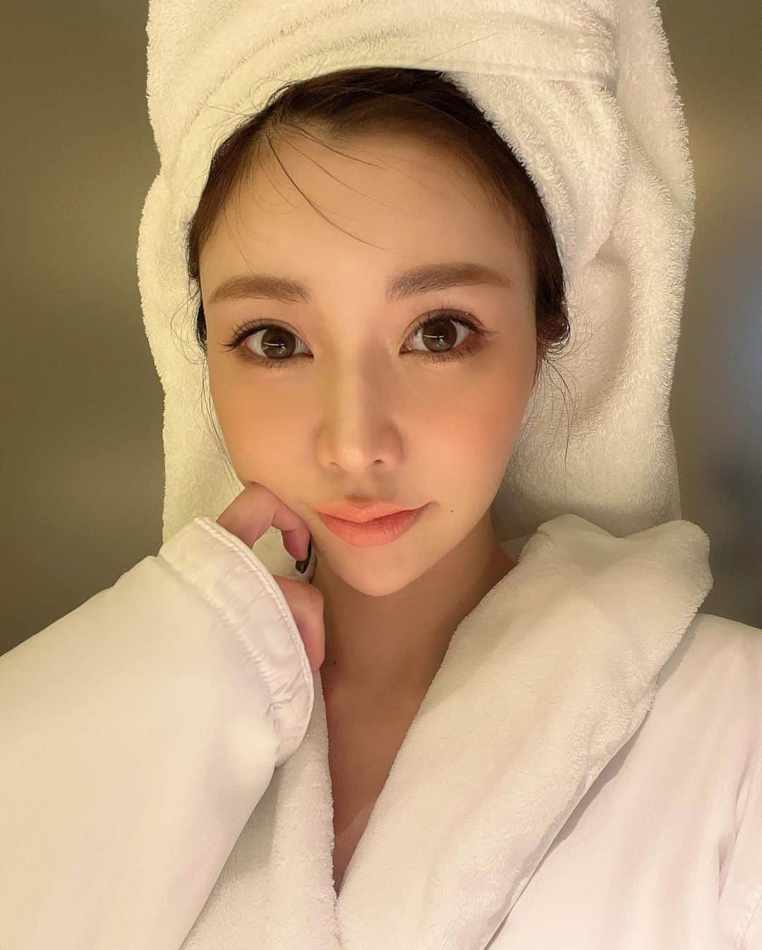 梯真奈美さんのインスタグラム写真 - (梯真奈美Instagram)「いろいろ♡  1 贈る相手を想って選ぶお花 2 休日の午後 3 愛おしい笑顔 4 ホカンス 5 JOSEMOON 6 誘惑の断面 7 最近の愛用シャドウ 8 お気に入りの器たち 9 10 友達とディナー  #photodump」10月2日 17時29分 - official_manami