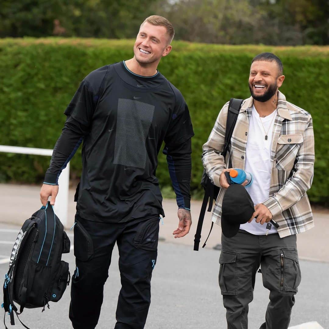 ダニエル・オズボーンのインスタグラム：「Our faces when we turn up to football & the other team think they’re gonna win… 😄⚽️ swipe across to see who ended up with the 🏆 another amazing day raising money and awareness for another amazing charity & in memory of a special little lad who was taken too soon 🙏🏼❤️」