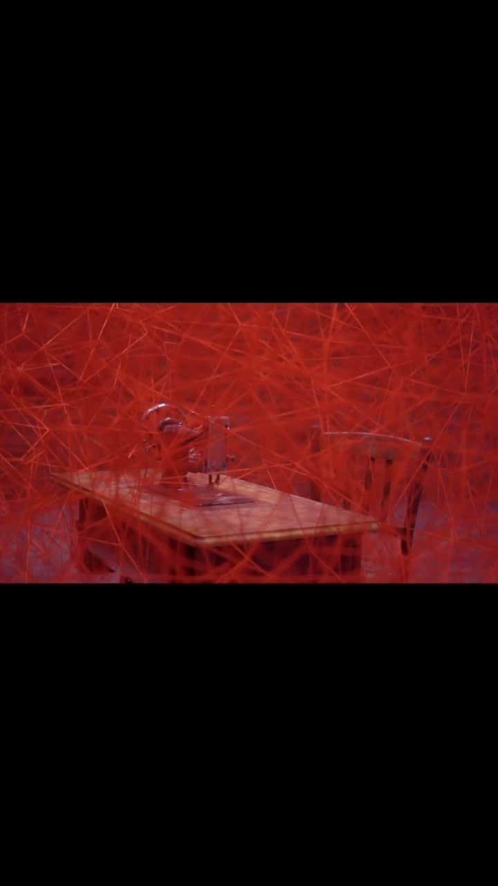 塩田千春のインスタグラム：「#repost @koeniggalerie THE WALL BEHIND THE WINDOWS by Chiharu Shiota is on view at the former Chapel at St. Agnes until 11 NOVEMBER 2023. The artist has turned the entire exhibition space into one of her intricately threaded sculptures, on a scale that fills every inch of the Chapel.   Chiharu Shiota's labyrinthine installations envelop everyday keepsakes in delicate fibers, effectively turning them into materializations of memory. The window holds special significance in Shiota's cosmos as a threshold device: it protects one from the outside and yet allows visual access to all that lies within its purview. Finding windows across the city, torn from the edifices where they once belonged, was a curious site to behold for Shiota.  CHIHARU SHIOTA THE WALL BEHIND THE WINDOWS  KÖNIG GALERIE 13 SEPTEMBER - 11 NOVEMBER 2023  #KönigGalerie #KönigExhibition #ChiharuShiota   Video by KÖNIG GALERIE © courtesy of the artist and KÖNIG GALERIE」