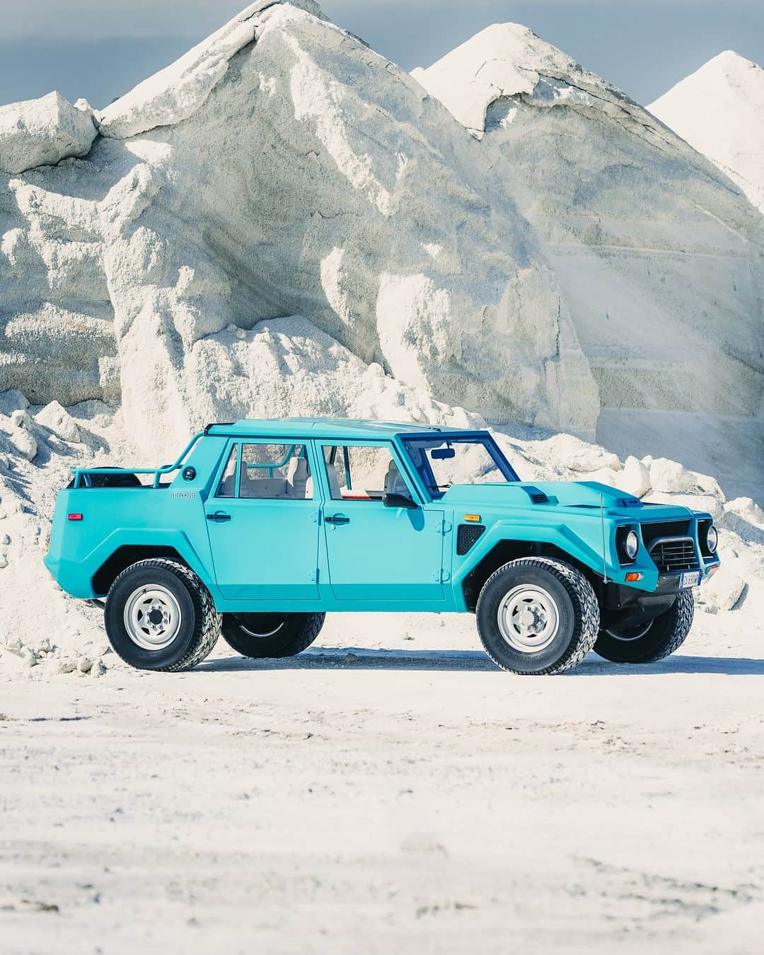 ランボルギーニのインスタグラム：「This is the LM002. It truly paved the way for our Super SUVs, being the first of its class to ever be displayed at the Geneva Auto Show in 1982.   #Lamborghini #LM002 #AboutLamborghini #PoloStorico」