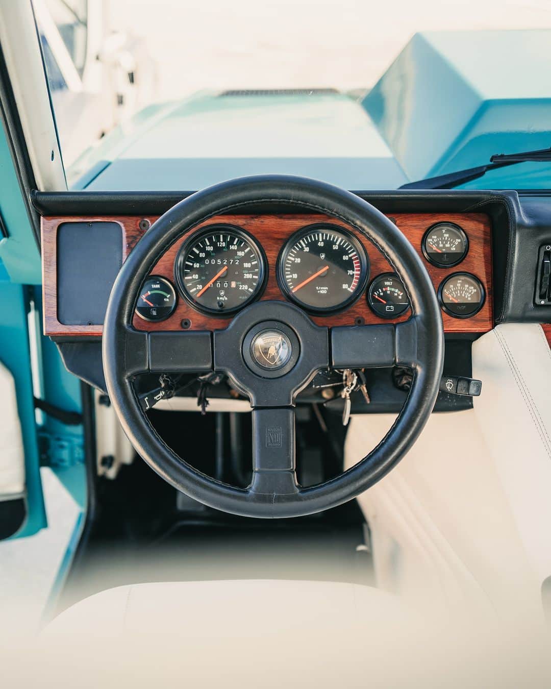 ランボルギーニさんのインスタグラム写真 - (ランボルギーニInstagram)「This is the LM002. It truly paved the way for our Super SUVs, being the first of its class to ever be displayed at the Geneva Auto Show in 1982.   #Lamborghini #LM002 #AboutLamborghini #PoloStorico」10月2日 17時34分 - lamborghini