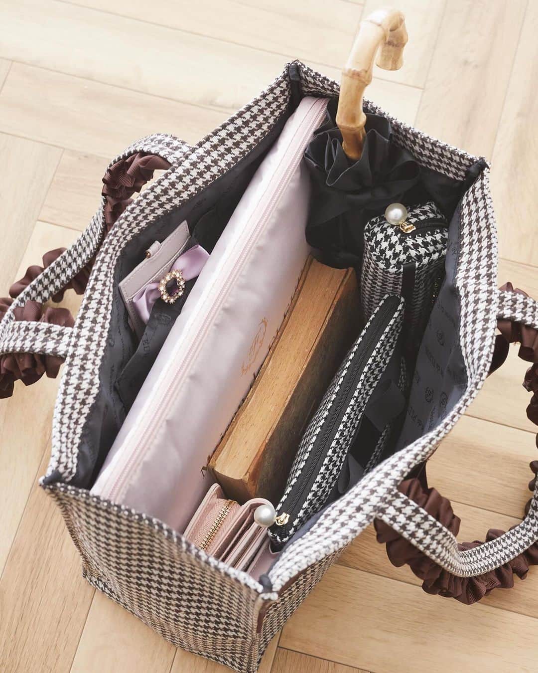 maisondefleur_pressさんのインスタグラム写真 - (maisondefleur_pressInstagram)「【New Arrival】  トレンドの千鳥柄を使用した 大人可愛いシリーズが登場🕊✨️  フロントのオペラリボンやパール、 ゴールドのロゴパーツで 高級感のあるデザインに仕上げました🪞  スクエアフォルムのトートバッグは 通勤・通学にもおすすめのアイテムです。 EC限定カラーのBrownにも注目◎  合わせて持ちたいポーチは、 ご自分用にはもちろんギフトにもぴったり♪  ---------------------------  ○全国ショップ 10/6(fri)～  ○公式通販ストライプクラブ ○ZOZOTOWN 10/5(thu)20:00～  ━━━━━━━━━━━━━━━ ☑千鳥格子フリルハンドルスクエアトートMバッグ ¥7,700 tax in Black,Brown(EC限定)  ☑ 千鳥格子フリルハンドルスクエアトートSバッグ ¥6,600 tax in Black,Brown(EC限定)  ☑千鳥格子ポーチ ¥4,200 tax in Black  ☑千鳥格子ロングポーチ ¥3,950 tax in Black . . #maisondefleur  #メゾンドフルール #バッグ #トートバッグ #サブバッグ #スクエアトート #リボン #ribbon #フリル #千鳥 #千鳥チェック #パール #お出かけコーデ #オペラリボン #モノトーン #モノトーンコーデ #通学コーデ #通勤コーデ #通学バッグ #通勤バッグ #大人かわいい #大人かわいいコーデ #大人可愛い #大人可愛いコーデ #大人可愛いファッション」10月2日 17時35分 - maisondefleur_press