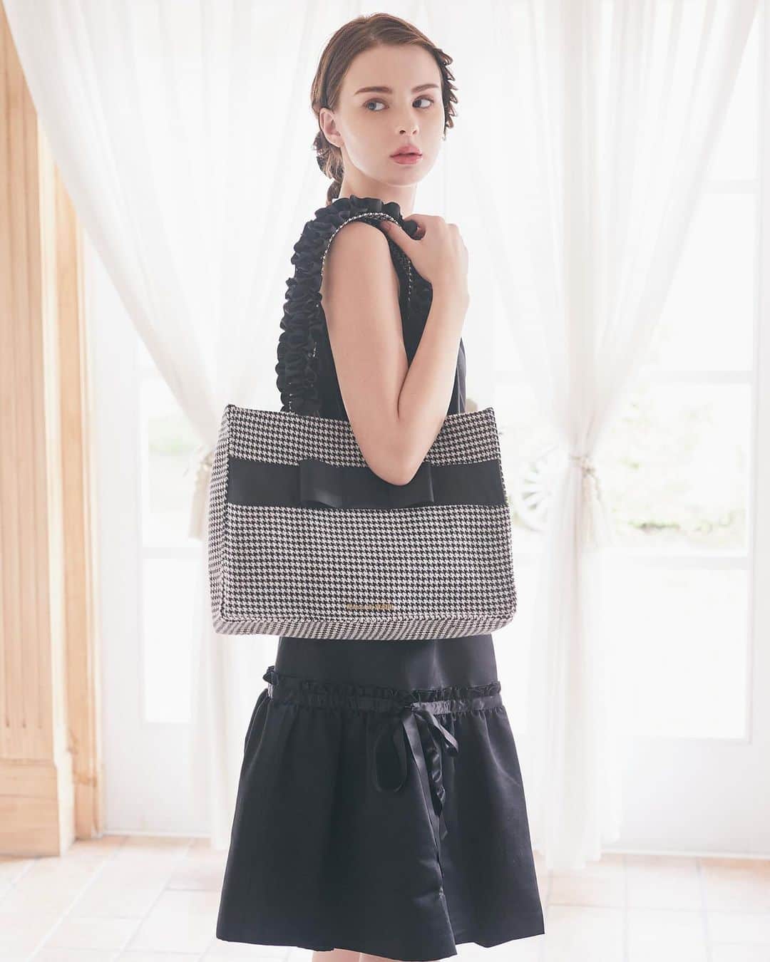 maisondefleur_pressさんのインスタグラム写真 - (maisondefleur_pressInstagram)「【New Arrival】  トレンドの千鳥柄を使用した 大人可愛いシリーズが登場🕊✨️  フロントのオペラリボンやパール、 ゴールドのロゴパーツで 高級感のあるデザインに仕上げました🪞  スクエアフォルムのトートバッグは 通勤・通学にもおすすめのアイテムです。 EC限定カラーのBrownにも注目◎  合わせて持ちたいポーチは、 ご自分用にはもちろんギフトにもぴったり♪  ---------------------------  ○全国ショップ 10/6(fri)～  ○公式通販ストライプクラブ ○ZOZOTOWN 10/5(thu)20:00～  ━━━━━━━━━━━━━━━ ☑千鳥格子フリルハンドルスクエアトートMバッグ ¥7,700 tax in Black,Brown(EC限定)  ☑ 千鳥格子フリルハンドルスクエアトートSバッグ ¥6,600 tax in Black,Brown(EC限定)  ☑千鳥格子ポーチ ¥4,200 tax in Black  ☑千鳥格子ロングポーチ ¥3,950 tax in Black . . #maisondefleur  #メゾンドフルール #バッグ #トートバッグ #サブバッグ #スクエアトート #リボン #ribbon #フリル #千鳥 #千鳥チェック #パール #お出かけコーデ #オペラリボン #モノトーン #モノトーンコーデ #通学コーデ #通勤コーデ #通学バッグ #通勤バッグ #大人かわいい #大人かわいいコーデ #大人可愛い #大人可愛いコーデ #大人可愛いファッション」10月2日 17時35分 - maisondefleur_press