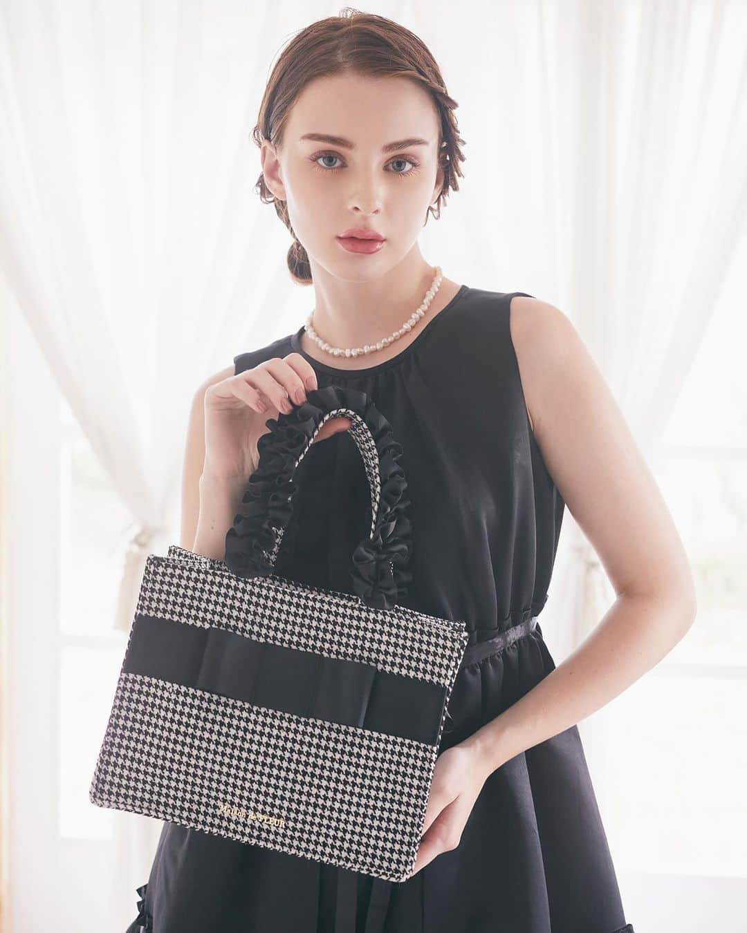 maisondefleur_pressさんのインスタグラム写真 - (maisondefleur_pressInstagram)「【New Arrival】  トレンドの千鳥柄を使用した 大人可愛いシリーズが登場🕊✨️  フロントのオペラリボンやパール、 ゴールドのロゴパーツで 高級感のあるデザインに仕上げました🪞  スクエアフォルムのトートバッグは 通勤・通学にもおすすめのアイテムです。 EC限定カラーのBrownにも注目◎  合わせて持ちたいポーチは、 ご自分用にはもちろんギフトにもぴったり♪  ---------------------------  ○全国ショップ 10/6(fri)～  ○公式通販ストライプクラブ ○ZOZOTOWN 10/5(thu)20:00～  ━━━━━━━━━━━━━━━ ☑千鳥格子フリルハンドルスクエアトートMバッグ ¥7,700 tax in Black,Brown(EC限定)  ☑ 千鳥格子フリルハンドルスクエアトートSバッグ ¥6,600 tax in Black,Brown(EC限定)  ☑千鳥格子ポーチ ¥4,200 tax in Black  ☑千鳥格子ロングポーチ ¥3,950 tax in Black . . #maisondefleur  #メゾンドフルール #バッグ #トートバッグ #サブバッグ #スクエアトート #リボン #ribbon #フリル #千鳥 #千鳥チェック #パール #お出かけコーデ #オペラリボン #モノトーン #モノトーンコーデ #通学コーデ #通勤コーデ #通学バッグ #通勤バッグ #大人かわいい #大人かわいいコーデ #大人可愛い #大人可愛いコーデ #大人可愛いファッション」10月2日 17時35分 - maisondefleur_press