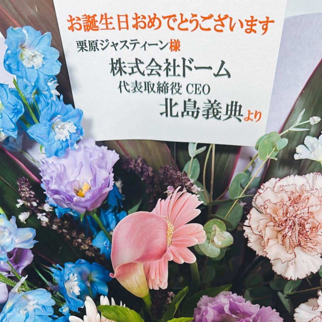 栗原ジャスティーンさんのインスタグラム写真 - (栗原ジャスティーンInstagram)「本日35歳の誕生日を迎えました🎂✨  先週の投稿でもお伝えしたように、 大きな階段を登った感覚です🪽✨  そんな誕生日は夫とランチやお買い物をしました✨  振り返ると20代の途中からどんどん人生が良くなってきたのですが、 やはりその理由は愛情だな♡ と感じでいます。  このように誕生日を愛情いっぱい感じながら過ごせたのもとても幸せでしたし、 数日前も10代からの親友達と集まってずっと話して、心許せる仲間との時間を過ごし、もちろん娘との時間、家族との時間✨  愛溢れる仲間がいる事が何よりも大切だな🩷✨ と年齢を重ねて感じました。  そして大好きなトレーニングを伝える仕事に出会えた事も本当に私にとって愛溢れる時間です✨  これからも自分の大切な軸を忘れずに 過ごしていきたいと思います💠✨  嵩いつもありがとうー😍  #誕生日#ありがとう#birthday #アゲボディ#シェレンフィット#筋トレ#ダイエット#フィット#美ボディ#トレーナー#ライフスタイルモデル#くびれ#桃尻#アンダーアーマー#fit#fitness #fitnessmotivation #fitnessmodel #trainibg#underarmour#美脚#宅トレ#家トレ#育児#3歳児」10月2日 17時35分 - justinekurihara