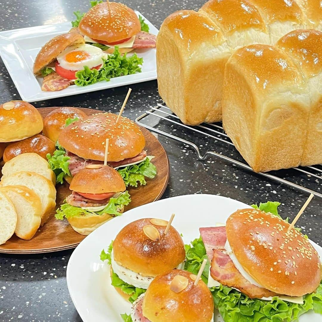 東京ベルエポック製菓調理専門学校のインスタグラム：「パティシエ科1年生&2年生❕  menu🧁🤍🥨   〇1年生  #イングリッシュ  #ブレッド   #バターロール  #バンズ   #ベーコンバーガー   〇2年生   #ファーブルトン  #ミルリトン  #パンドジェーヌ   #パティシエ科  #専門学校 #進路 #お菓子作り #専門学生 #製菓実習 #製菓専門学校 #専門学生の日常 #プロを目指す #製菓  #お菓子作り好きな人と繋がりたい #パティシエール #スイーツ好きな人と繋がりたい #楽しい学校 #製菓学生 #お菓子作り記録 #スイーツ作り #おかし作り #スイーツ部  #パン  #パン活」