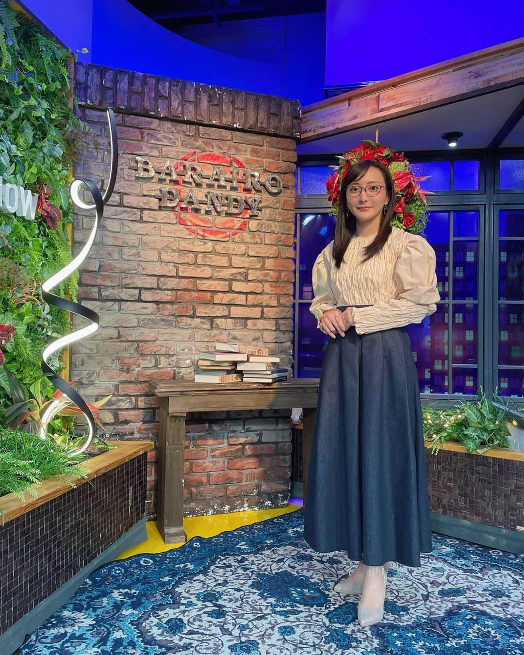 のインスタグラム：「バラいろダンディ、新章？スタートです。  先日のお衣装 tops/skirt @saaageboutique accessory @osewaya_official  このスタジオからどう変わるのか…聞いたところによりますと、暗くて狭くなるらしく、今から楽しみです！  10月、よろしくお願いいたします✨  #バラダン #TOKYOMX」
