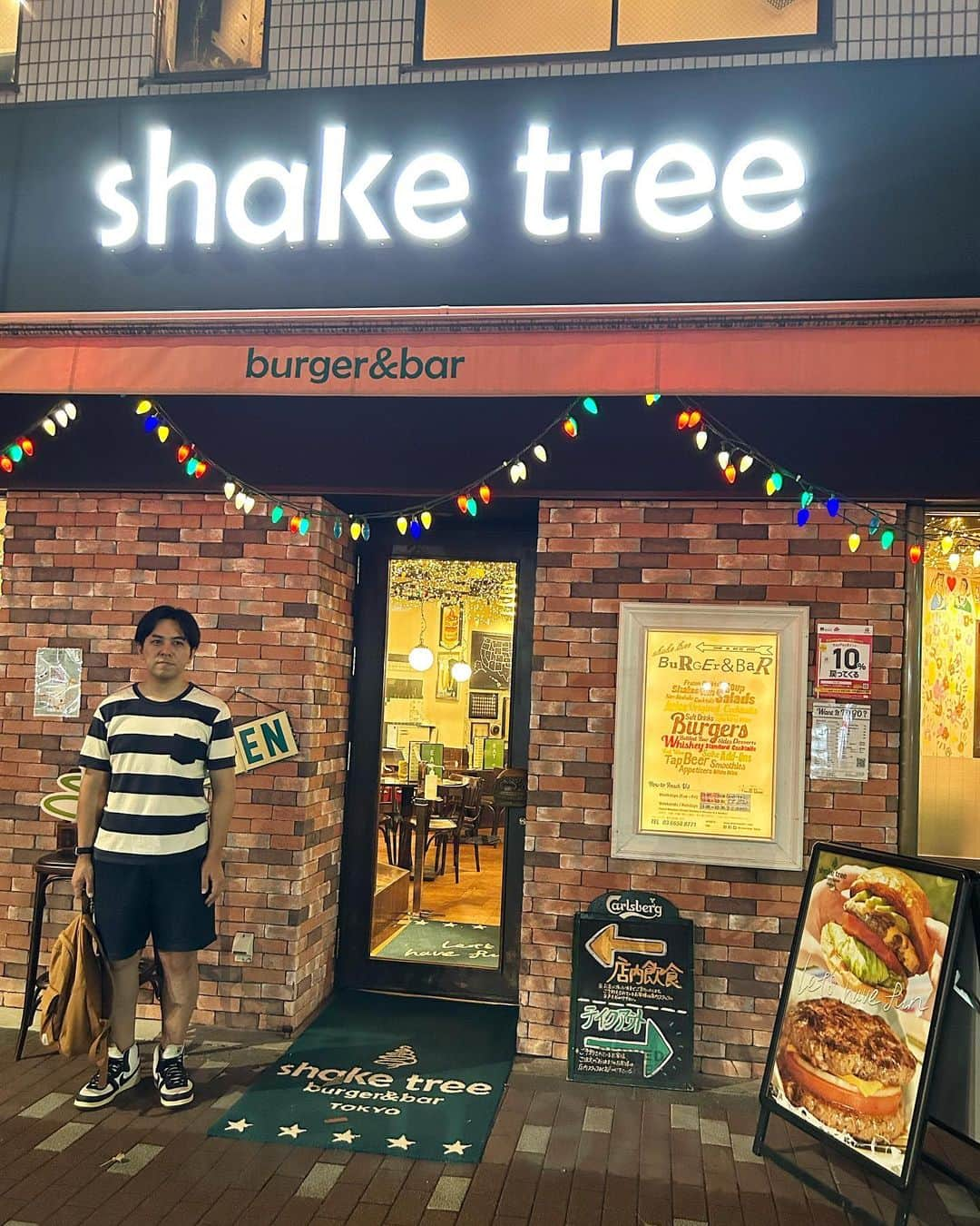 伊藤智博さんのインスタグラム写真 - (伊藤智博Instagram)「バーガー！スモーキー！うまー！！  #shaketree #シェイクツリー #錦糸町 #錦糸町グルメ #ハンバーガー #hamburger #🍔 #グルメバーガー #itoburger #jelado #ジェラード #nike #ナイキ #terminator #ターミネーター #terminatorhigh #ターミネーターハイ #nikesneaker #ナイキスニーカー #carhartt #カーハート #アメカジ #amecaji #アメカジボーイズ #amecajiboys #LLR伊藤」10月2日 17時37分 - itotomohirollr