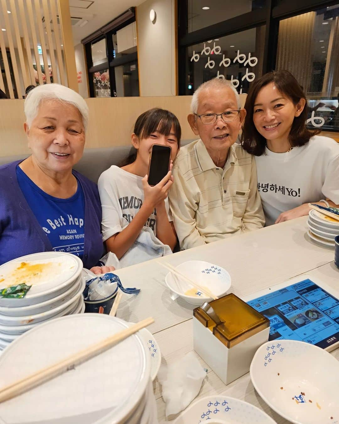 佐藤純さんのインスタグラム写真 - (佐藤純Instagram)「じーじとあーちゃんとはま寿司🍣  2枚目💦おい💥私のお気に入りのバッグで遊ぶなー‼️  そんでもって、それを待ち受けにするなー‼️🤣  実家のミルクが可愛すぎる🐶❤  6枚目の動画…娘がうるさい🎤けど眠いミルク🐶  7枚目の動画…お風呂入ったのに汗だくになって遊ぶ兄妹。。。  もう一回入ってこーい🛀💦  じーじは体調がよくないけど、孫に合うと元気になる❤❤❤  また遊びに行くね👴💕  #実家 #祖父母 #おじいちゃん #おばあちゃん #孫にメロメロ #一番の元気の源 #兄妹 #ママ #ママモデル #モデル #mama #mamamodel #model」10月2日 17時37分 - junsatoidea