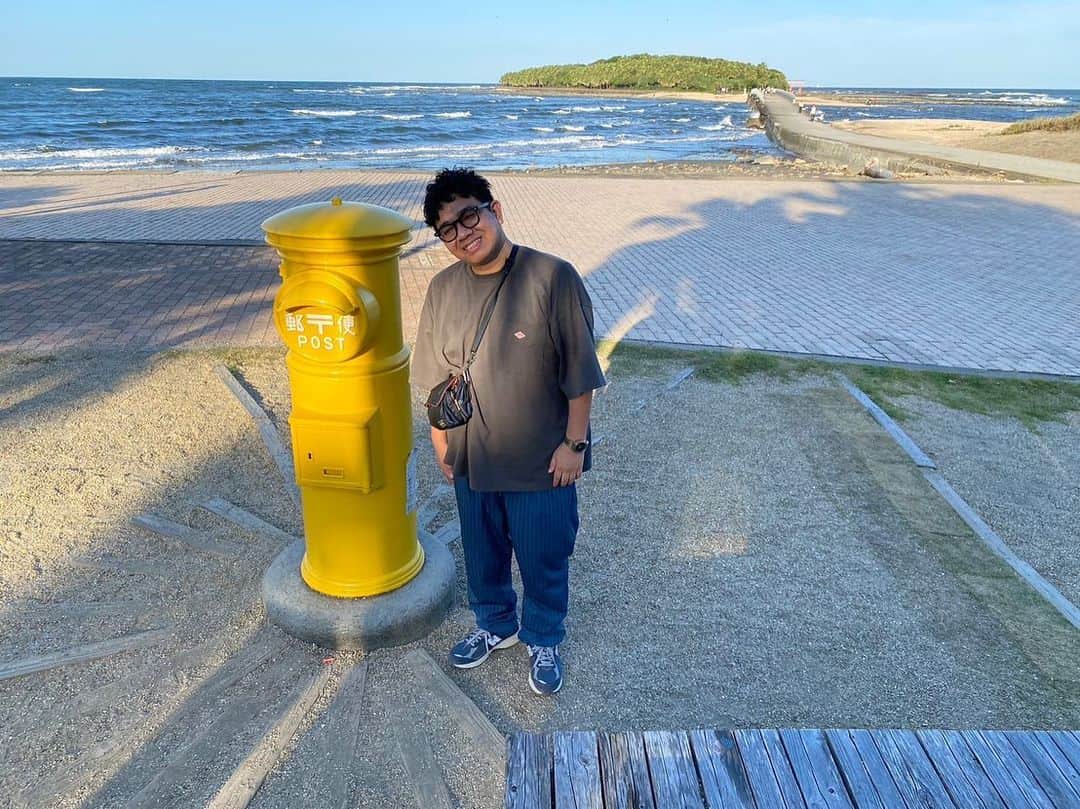 昴生のインスタグラム：「宮崎観光！！ #青島 #にいってきました！ #気持ちいいとこやったなぁ！ #幸せの黄色いポスト！ #おれ幸せそうな顔しとる！ #青島神社までの参道が #潮風で気持ちいい！ #鬼の洗濯板！ #人工的に作られたものじゃなくて #何万年もかけて作られた自然のもの！ #ここで息子が一時間以上遊びまくり！ #おれ足首ぐにゃぐにゃ！ #嫁は嫁で #休憩のカフェで #インスタ映えのジュース撮りまくり！ #家族全員楽しみまくりました！」