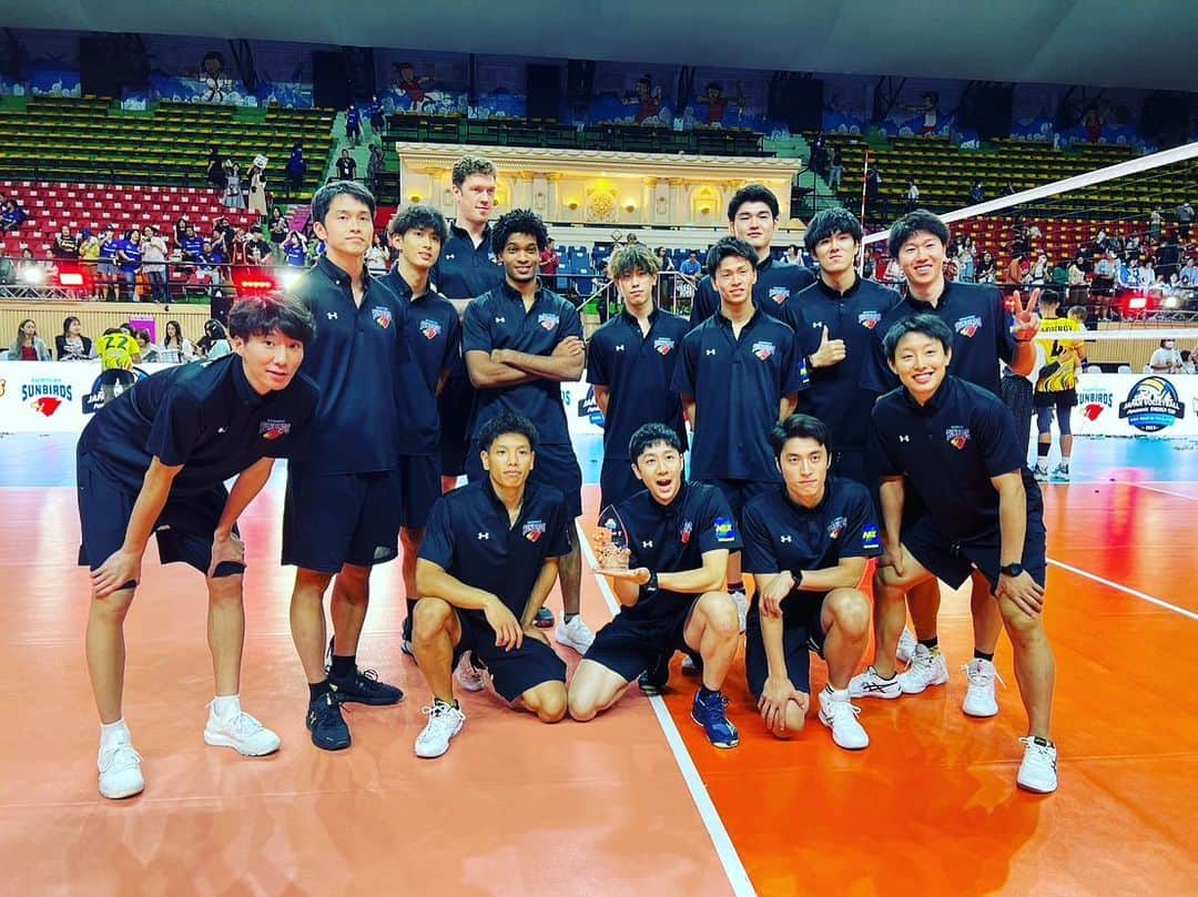 大宅真樹さんのインスタグラム写真 - (大宅真樹Instagram)「【JAPAN VOLLEYBALL ASIA TOUR IN THAILAND 2023】  ２日間応援ありがとうございました！ 負けてしまいましたがタイでたくさんのファンの前で試合ができて幸せな時間を過ごせました☺️  あと少しでリーグも開幕するのでしっかりコンディション上げて行きます！  Wi-Fiも大活躍でした🙋‍♂️  #PR #グローバルWiFi #globalwifi #gobeyonder #GOBEYOND #サントリーサンバーズ #タイツアー　#タイ #トゥクトゥク　#ありがとう」10月2日 8時48分 - ma_kn9