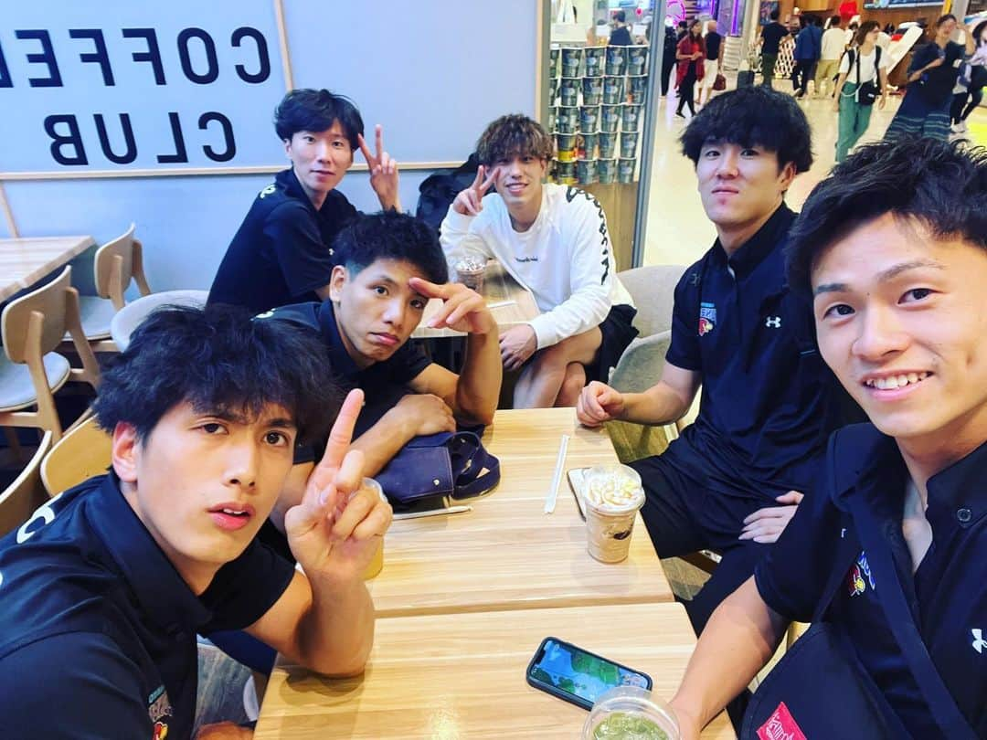 大宅真樹さんのインスタグラム写真 - (大宅真樹Instagram)「【JAPAN VOLLEYBALL ASIA TOUR IN THAILAND 2023】  ２日間応援ありがとうございました！ 負けてしまいましたがタイでたくさんのファンの前で試合ができて幸せな時間を過ごせました☺️  あと少しでリーグも開幕するのでしっかりコンディション上げて行きます！  Wi-Fiも大活躍でした🙋‍♂️  #PR #グローバルWiFi #globalwifi #gobeyonder #GOBEYOND #サントリーサンバーズ #タイツアー　#タイ #トゥクトゥク　#ありがとう」10月2日 8時48分 - ma_kn9